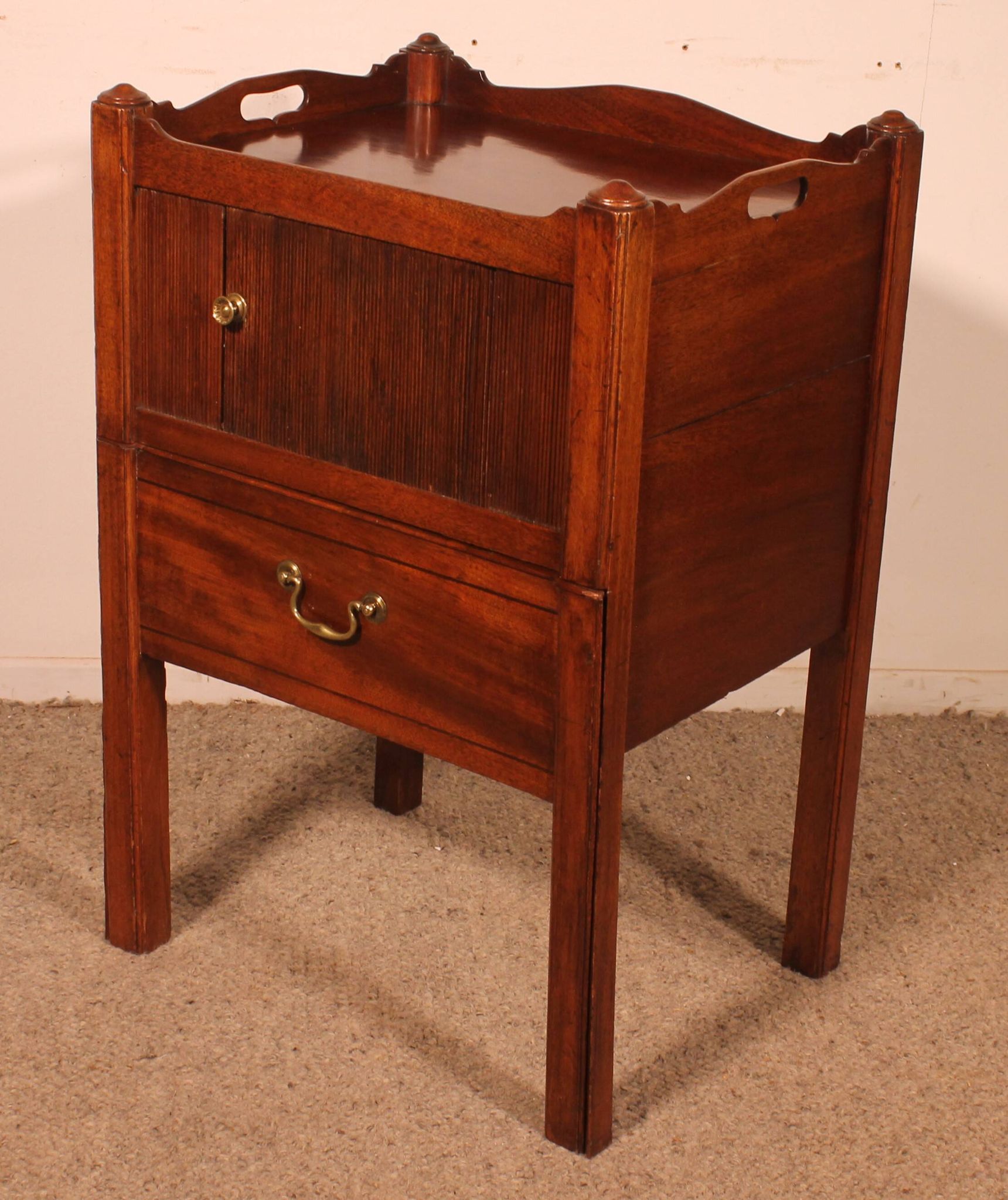 Mahogany curiosity cabinet - 18th century