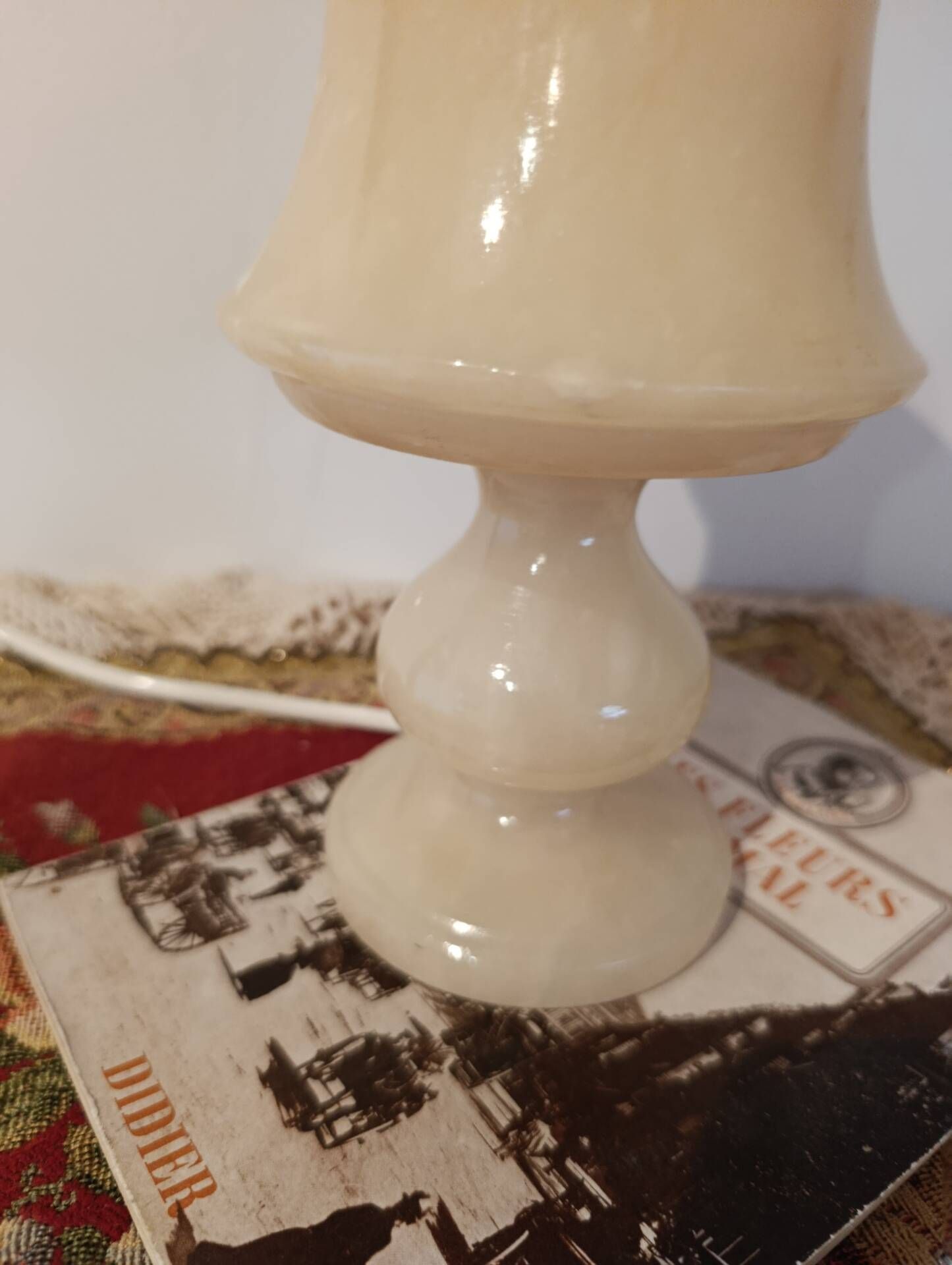 White alabaster lamp, sculpted, retro chic vintage.