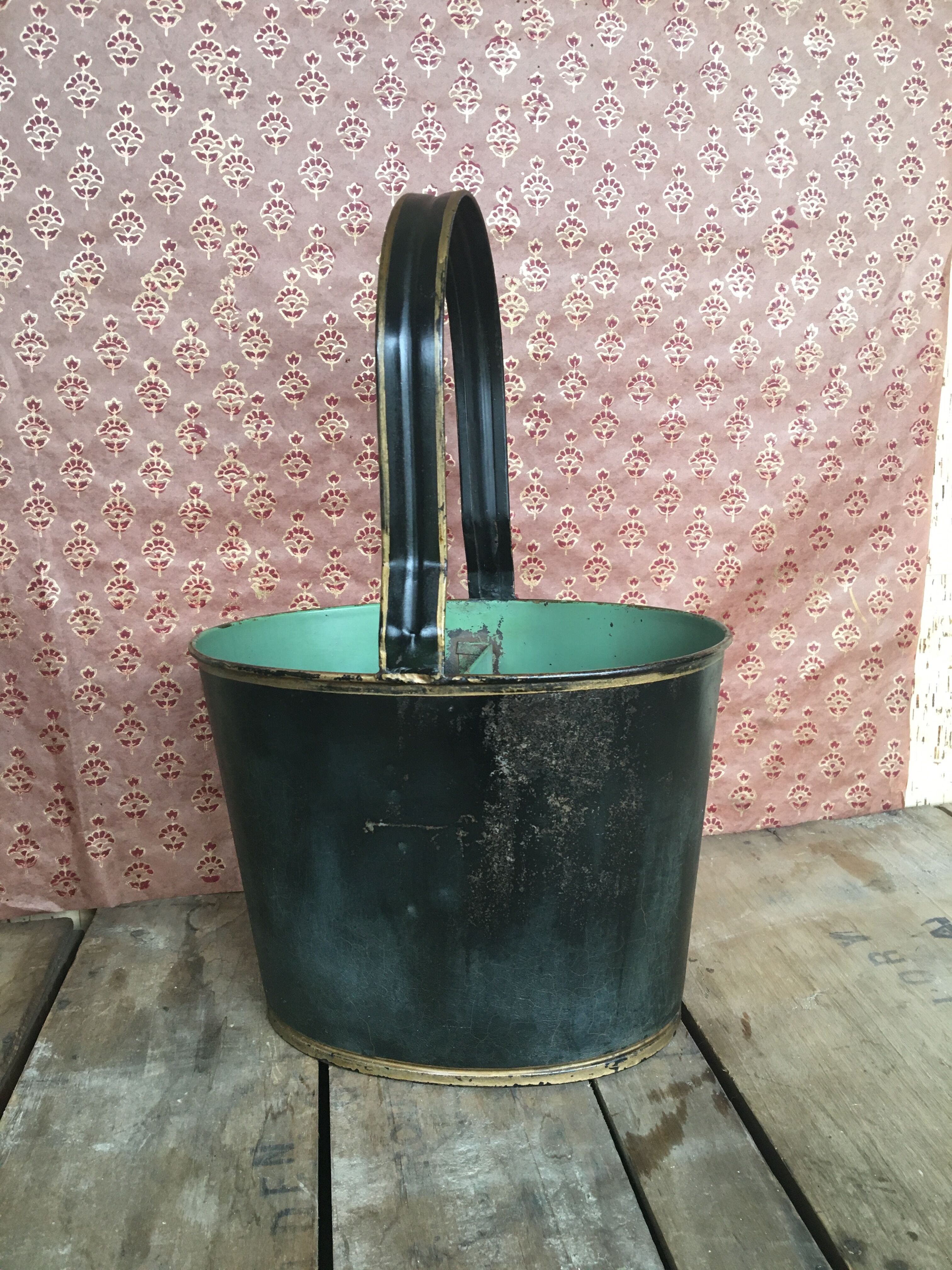 Painted sheet metal compartment basket