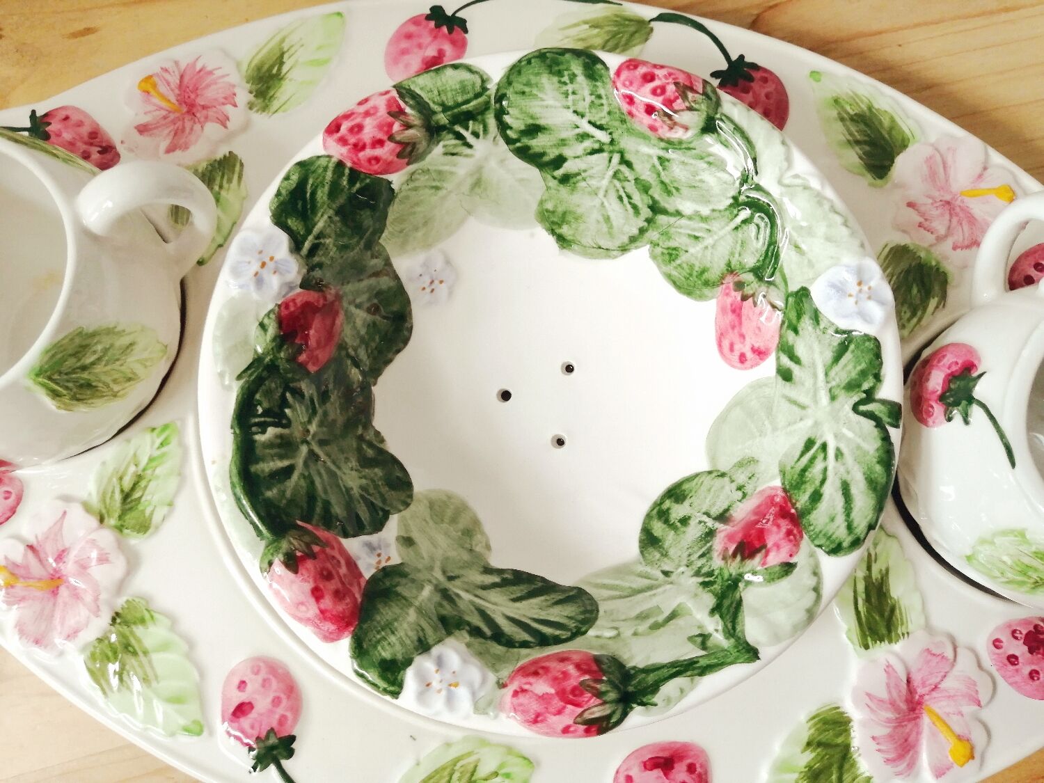 Slip dish for strawberries