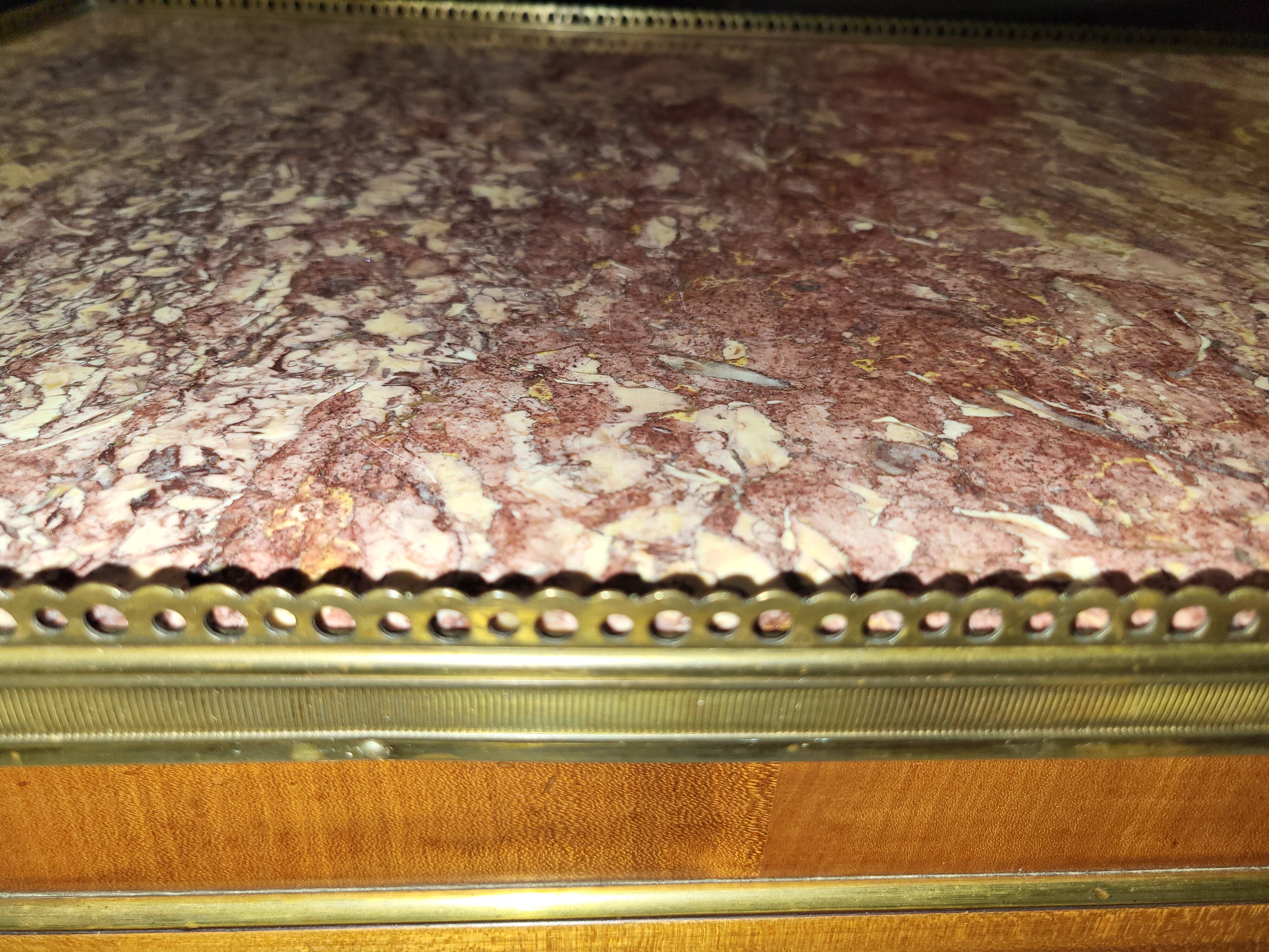 Table en marbre rose