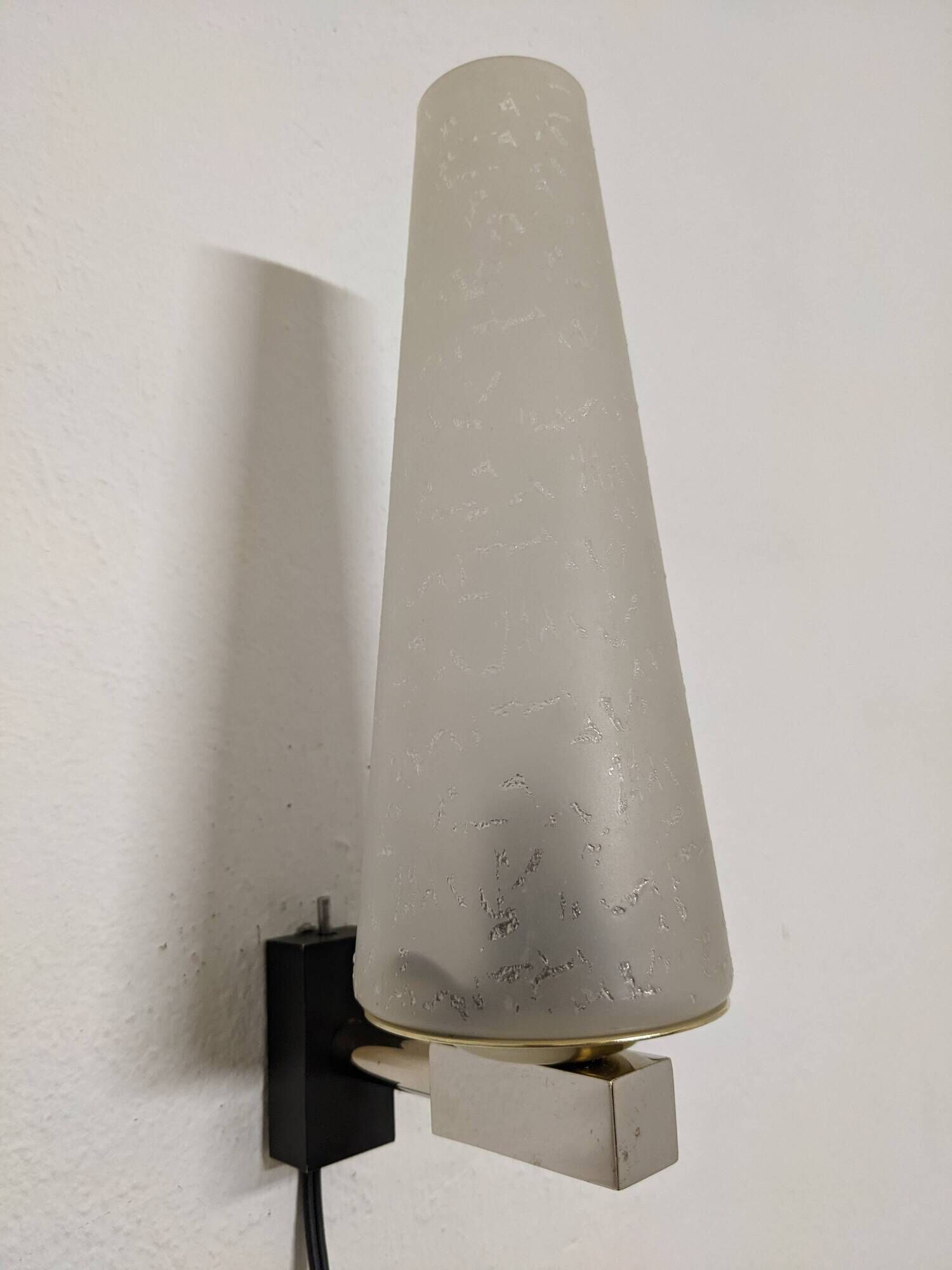 Modernist wall light in glass and brass by Maison Arlus, France circa 1950.