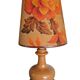 Lampe à poser vintage couleur caramel avec son abat-jour fleuri