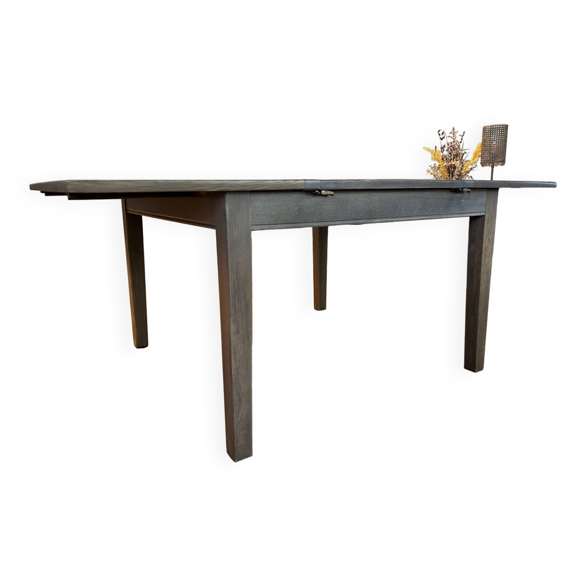 Extendable dining table