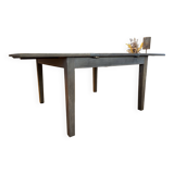 Extendable dining table