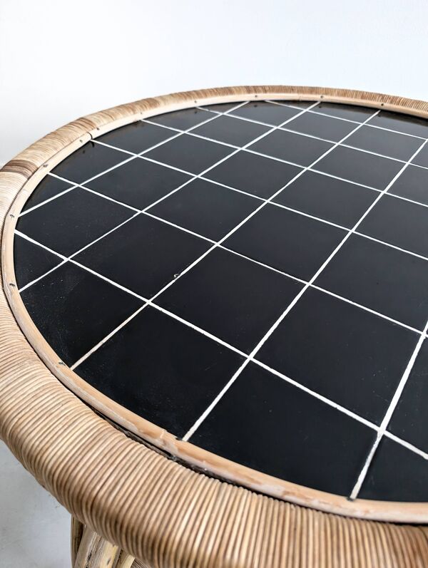 Table basse ronde en rotin et céramique noire, années 1960