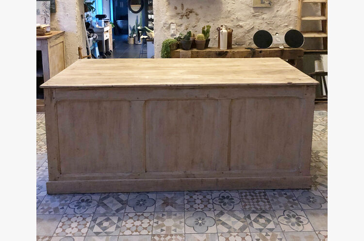 Central island counter