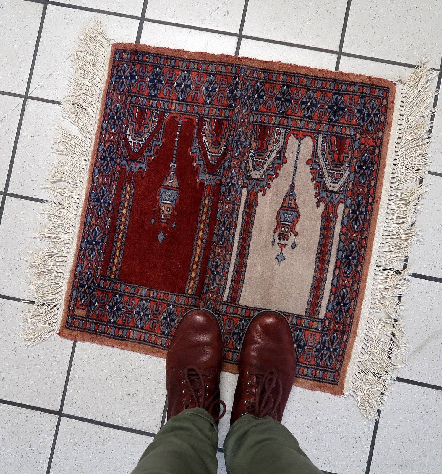 Handmade vintage Pakistani Lahore prayer rug 58cm x 60cm, 1960s