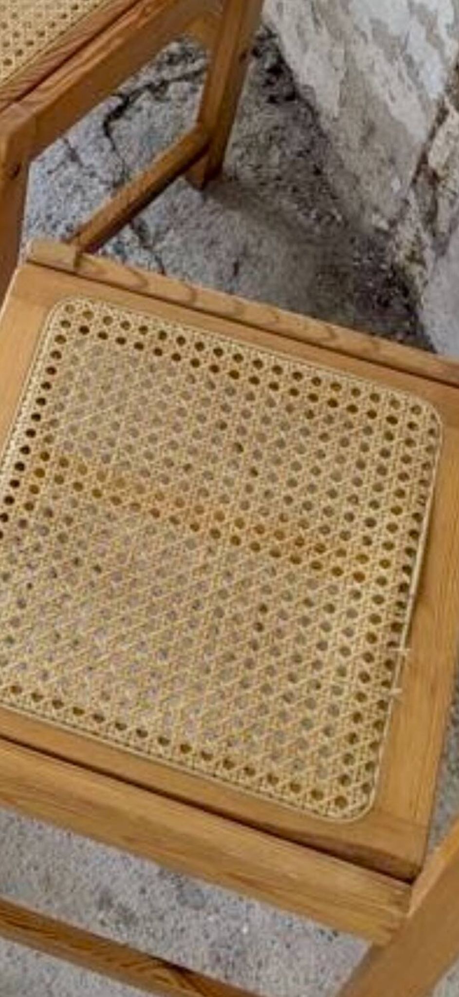 Série de 4 chaises vintage en pin assise cannage