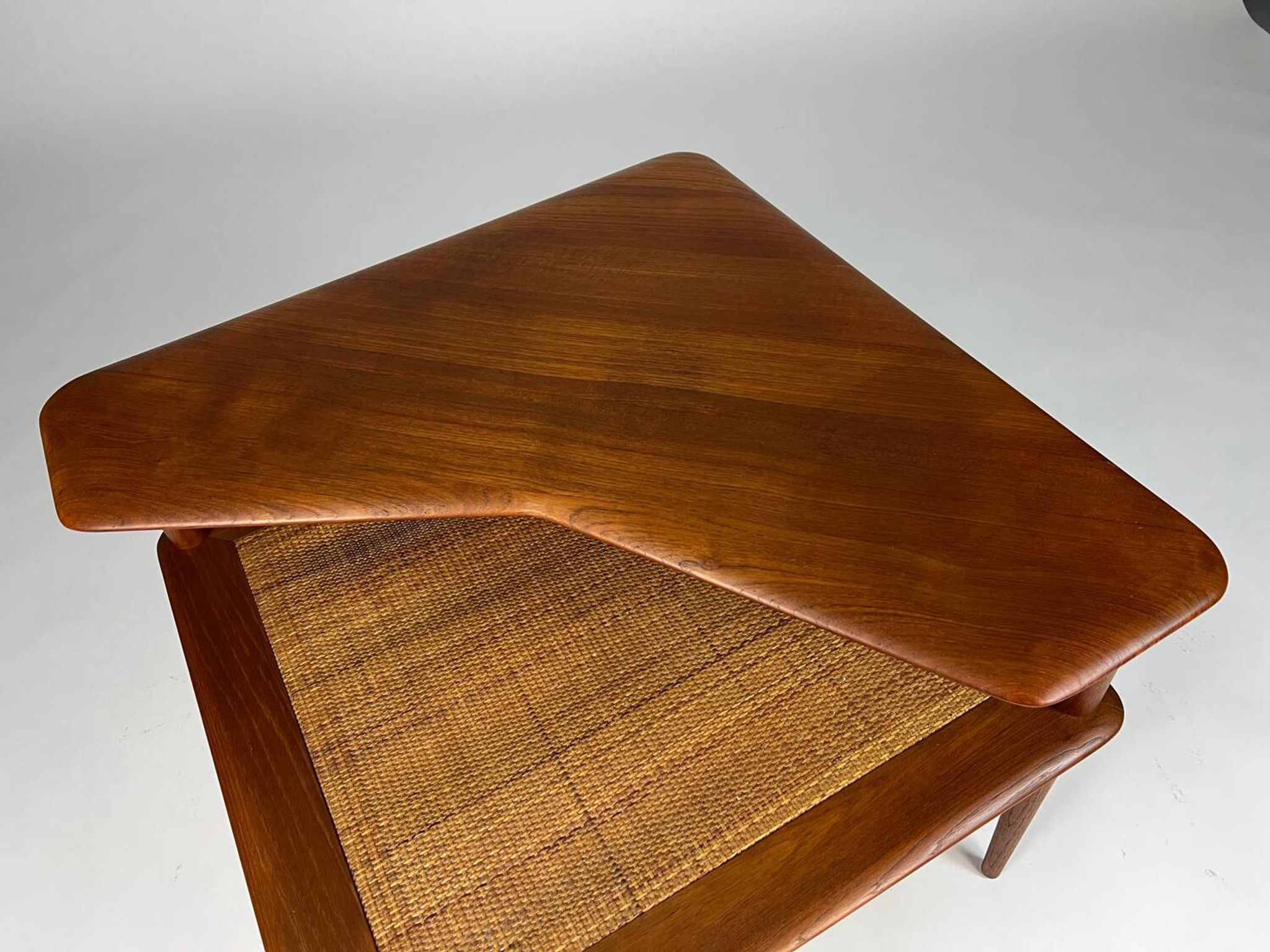 Danish corner coffee table Minerva in teak Hvidt Mølgaard-Nielsen