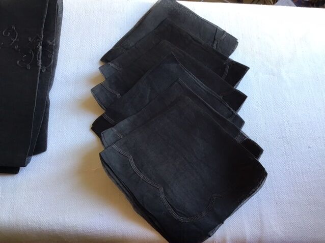Black nape and towels in organdi