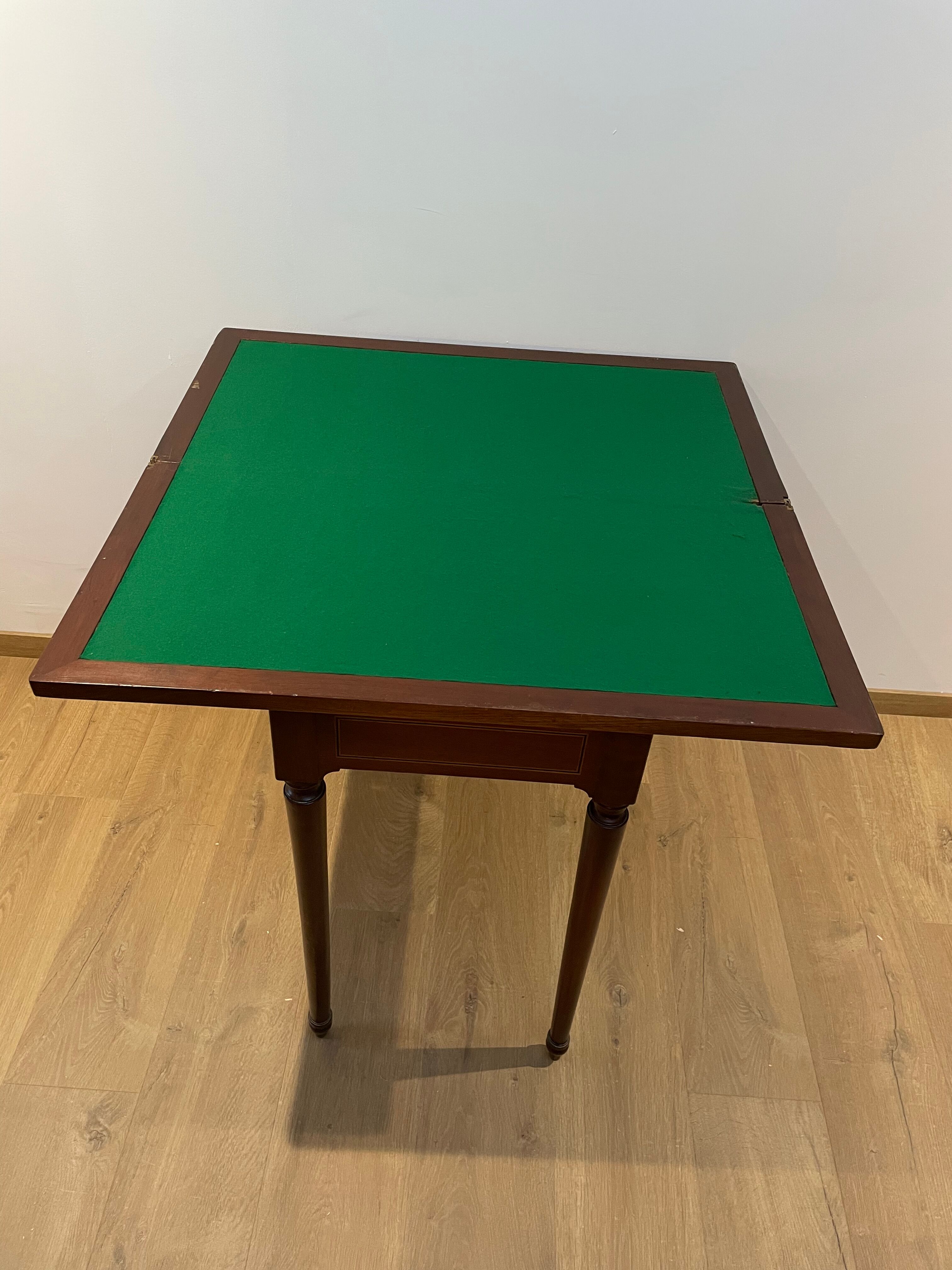 Vintage wallet game table