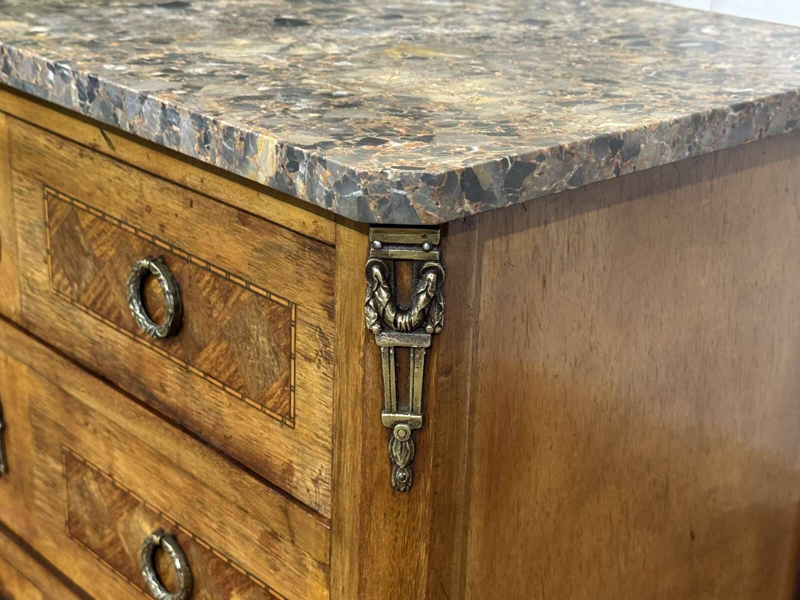 Transitional jump commode in walnut with marble top - 1950s