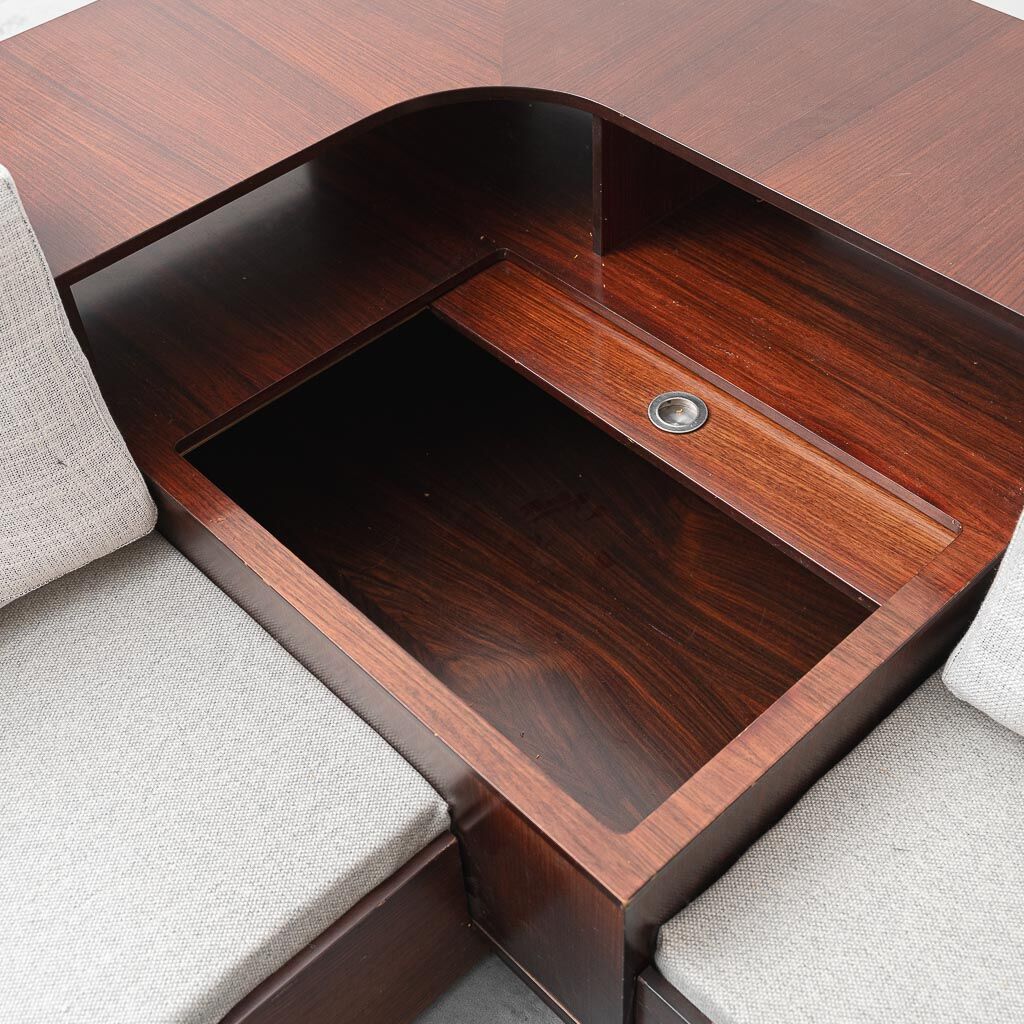 Canapé d'angle vintage avec compartiments de rangement et radio intégrée – design italien des années 1970