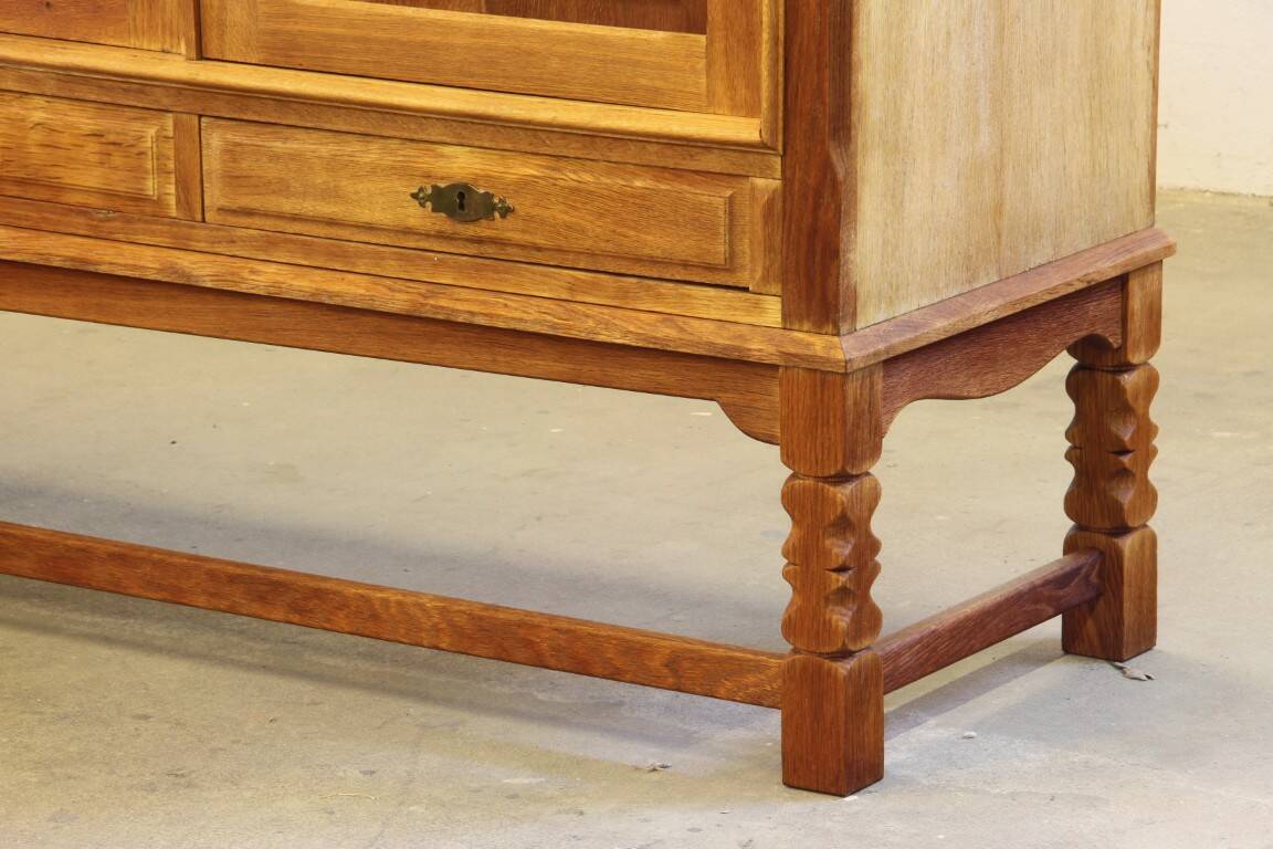 Cabinet en chêne moderne danois des années 1960 dans le style de Henning Kjærnulf.