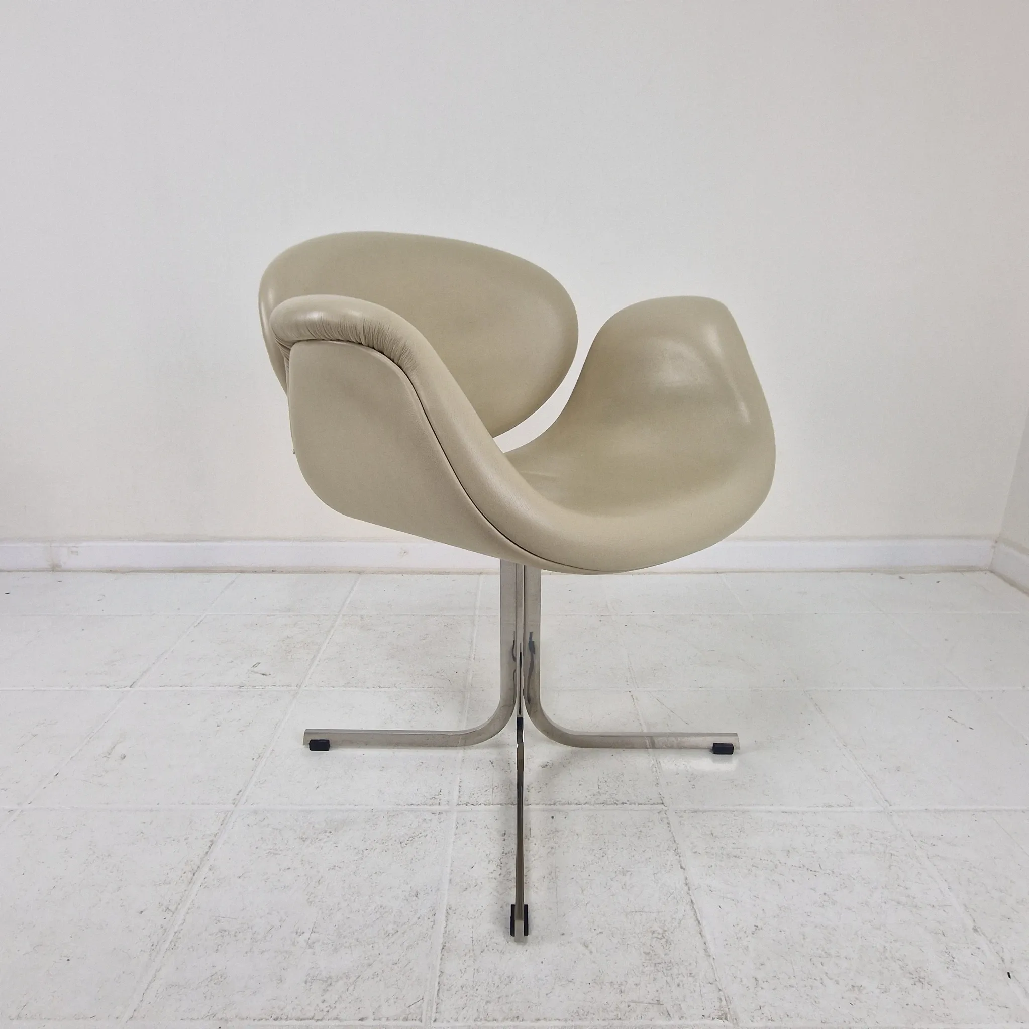 Set of 8 "Little Tulip" Chairs by Pierre Paulin for Artifort in Leather