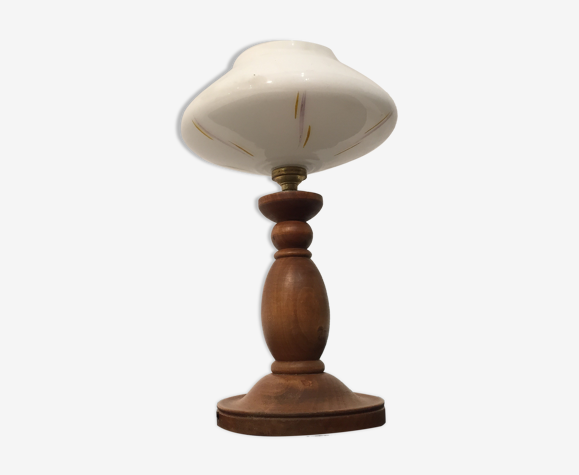 Lampe à poser en bois tourné et opaline