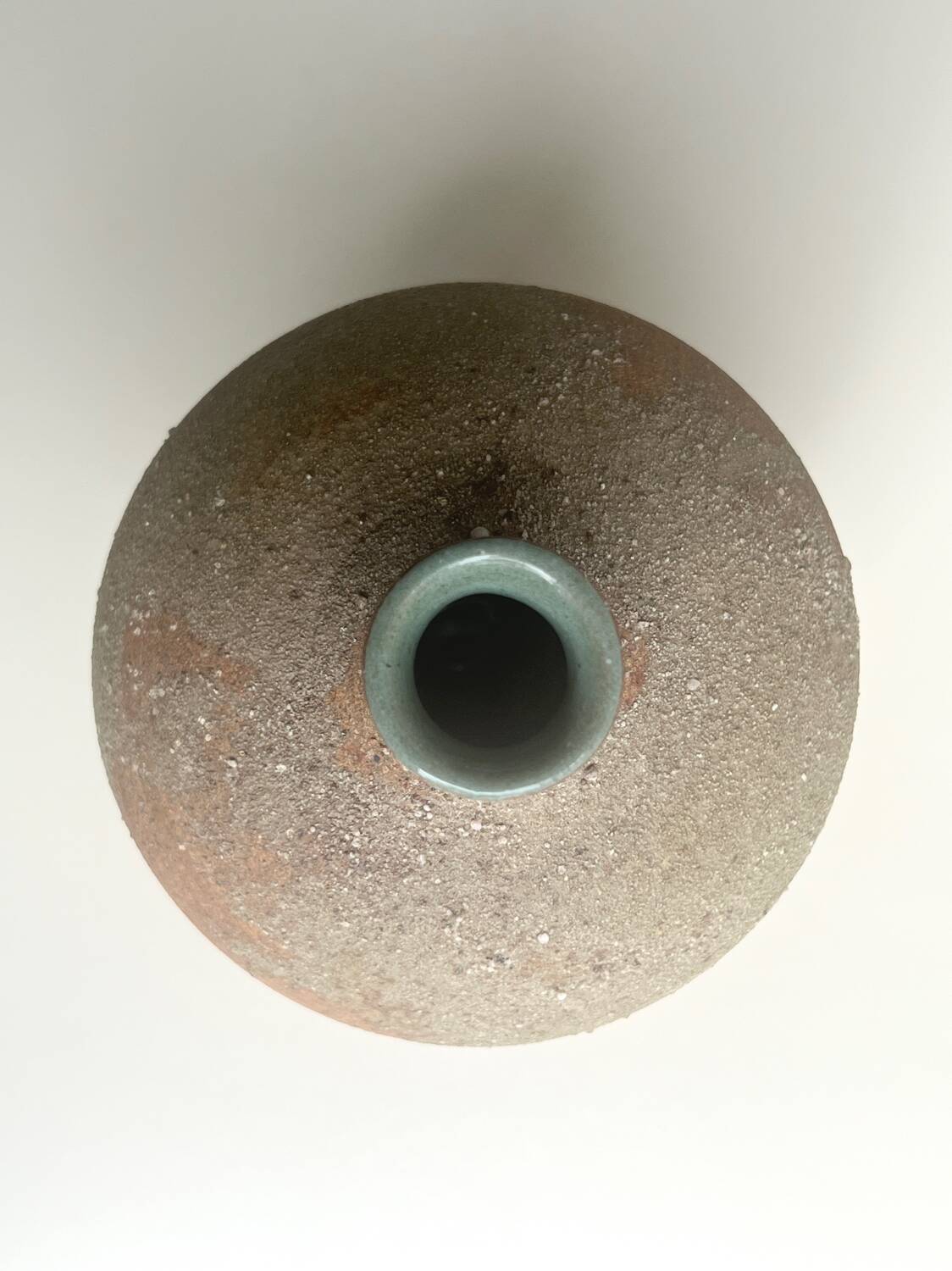 Vase sculptural en grès chamotté & émail bleu, la borne 1970