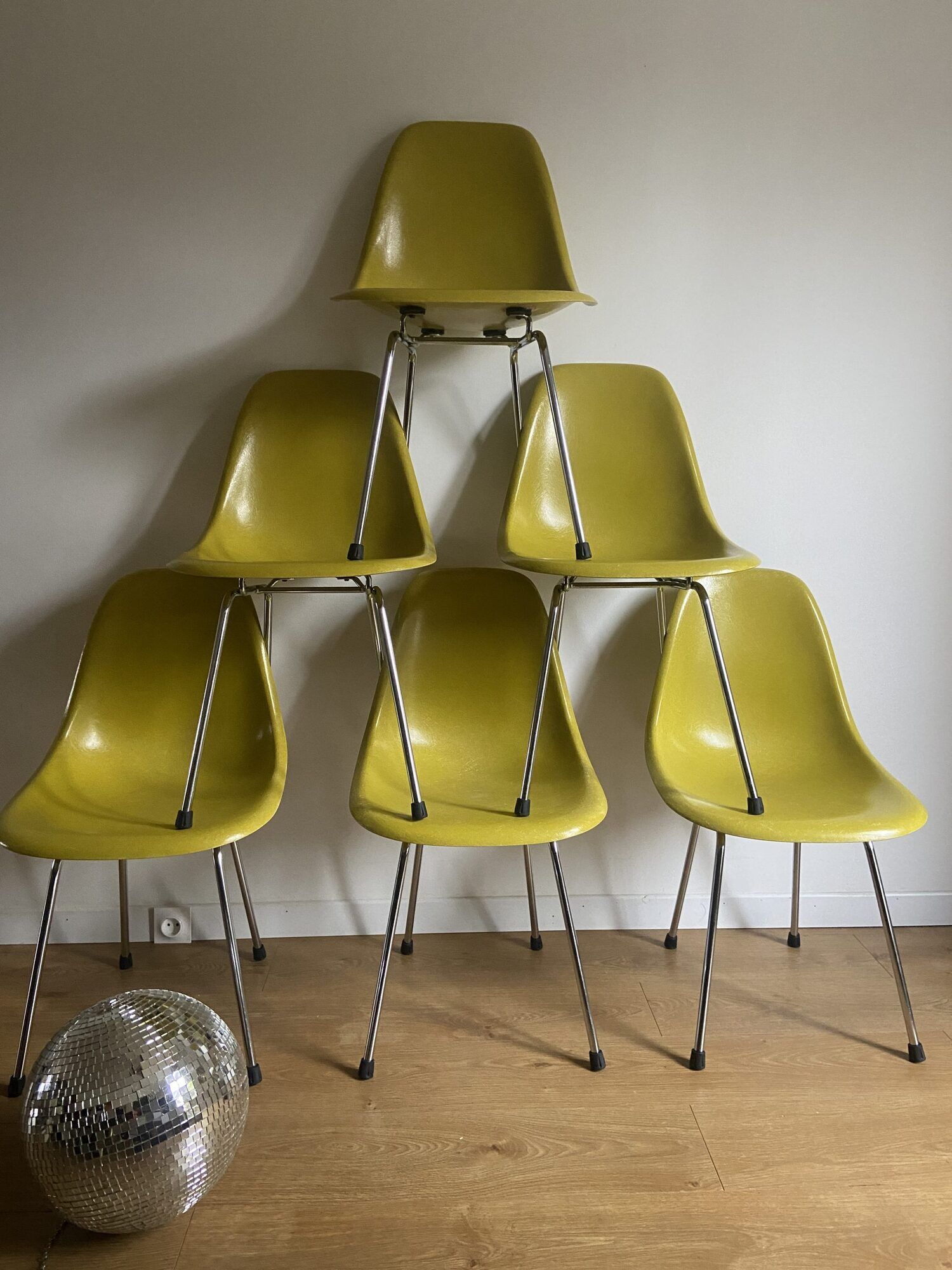 Dsx olive green chair by Charles & Ray Eames for Herman Miller edition mobilier international 1971