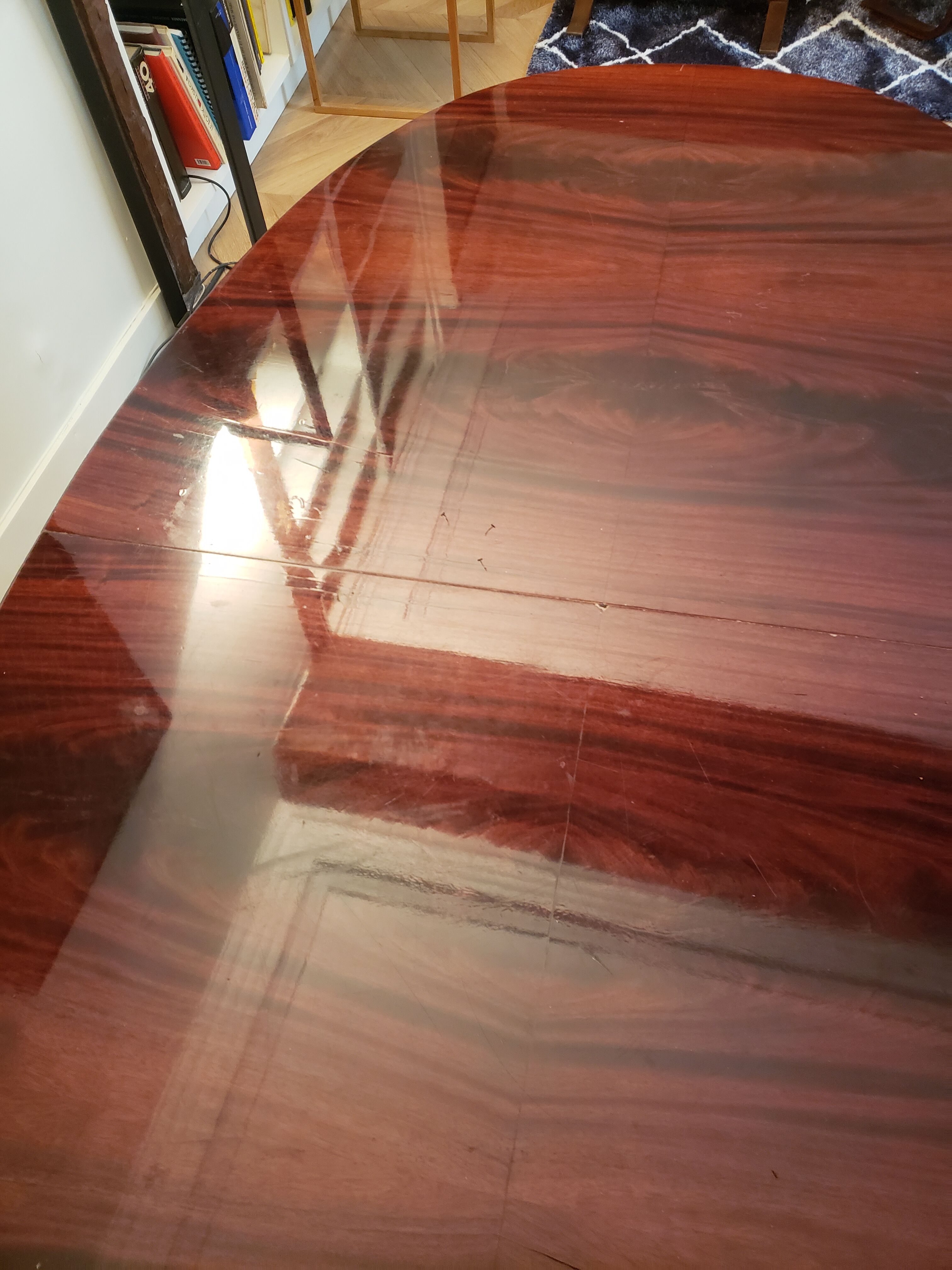 Louis XVI oval table in mahogany, 2 extensions