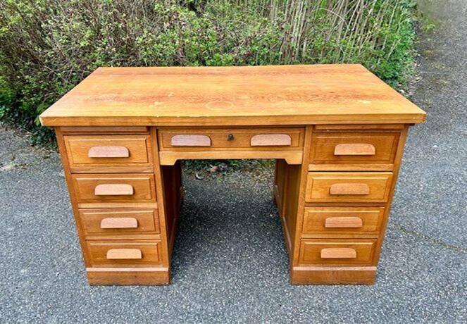 Petit bureau à caissons américain meuble ancien bois art décoratif deco années 50 indus métier atelier administration