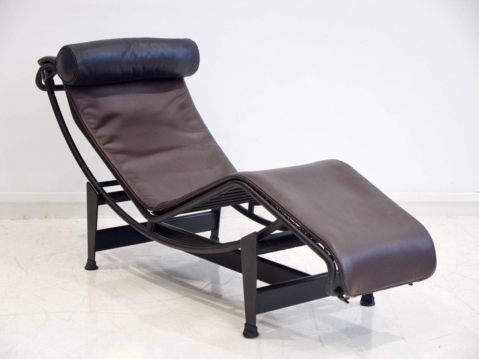 Chaise longue LC4 de Cassina par Le Corbusier, Charlotte Perriand et Pierre Jeanneret.