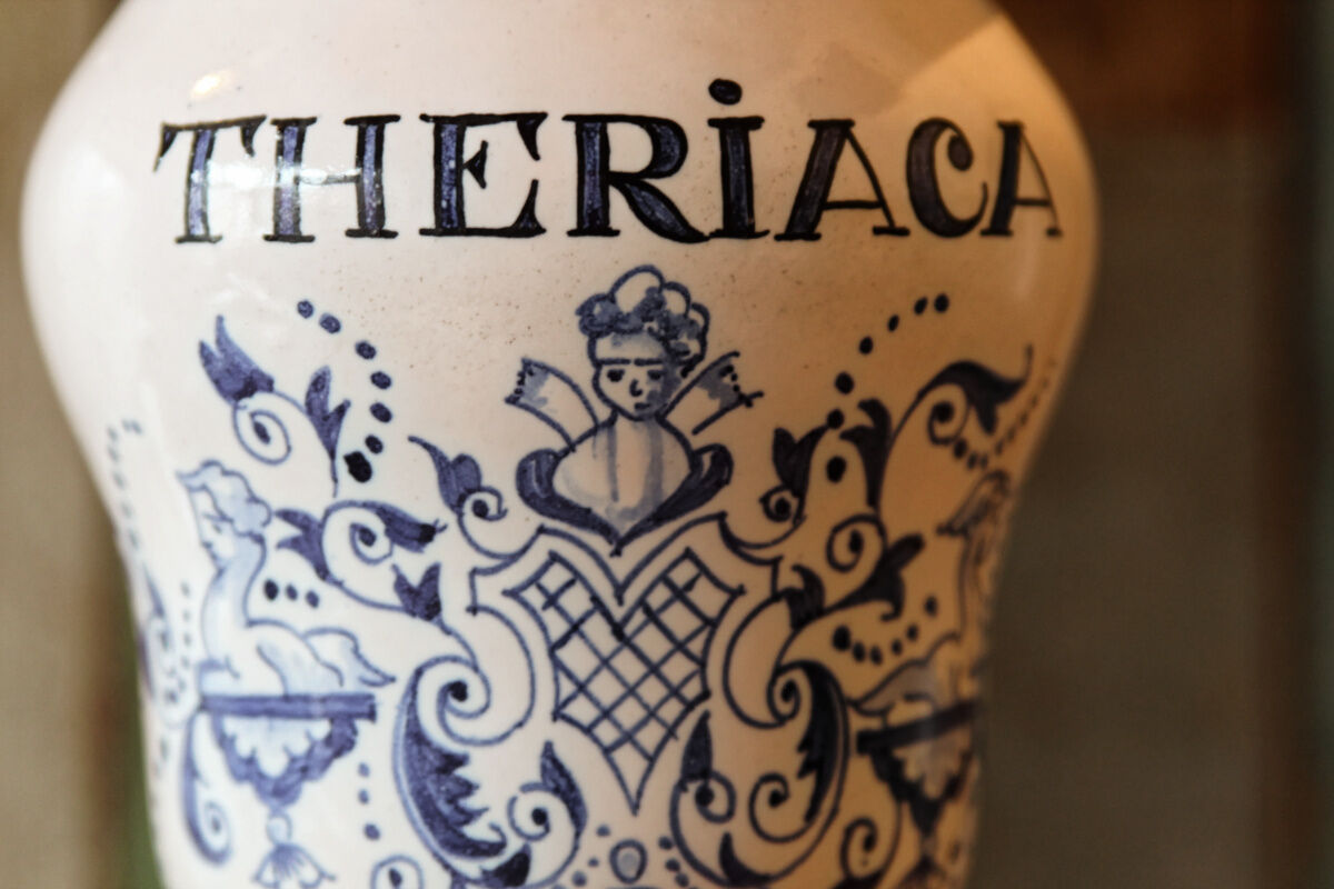 Signed pharmacy pot, marked Theriaca