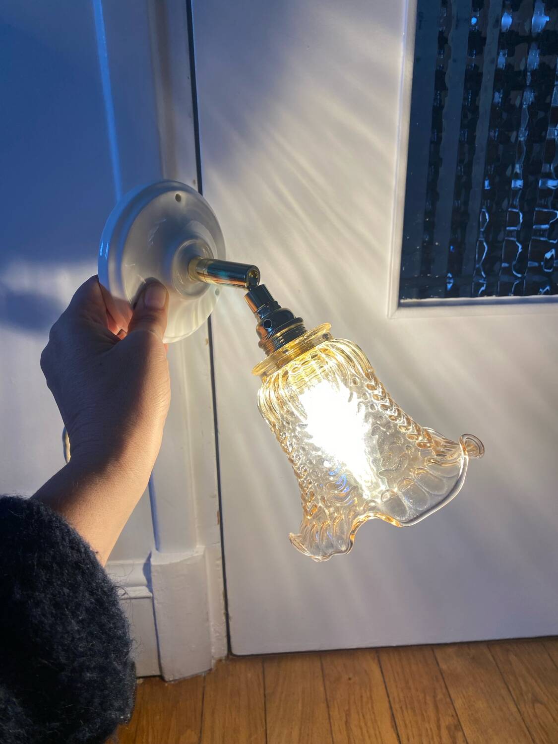 Wall light with vintage tulip