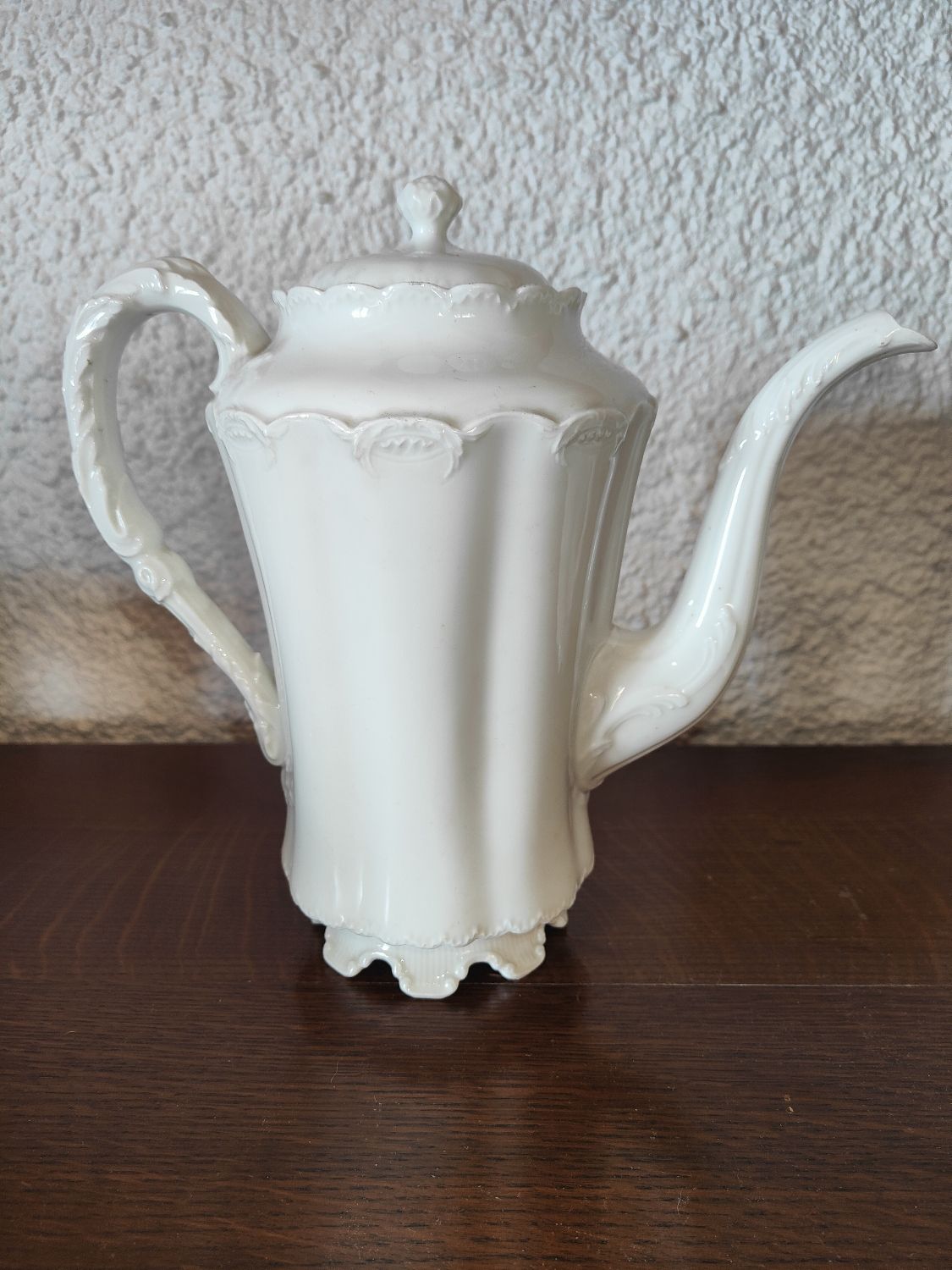 Limoges porcelain coffee maker in Haviland, white milk pot and sugar bowl decorated with leaves