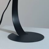 Une paire de lampes de chevet minimalistes bien conçues.