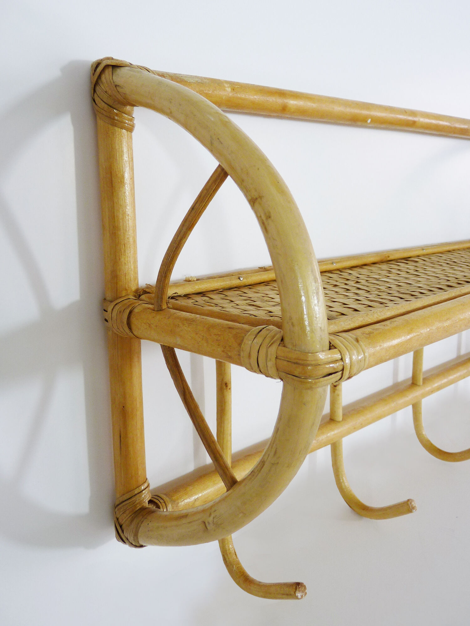 4-patère wall door and shelf. Vintage rattan coat hanger. Year 60