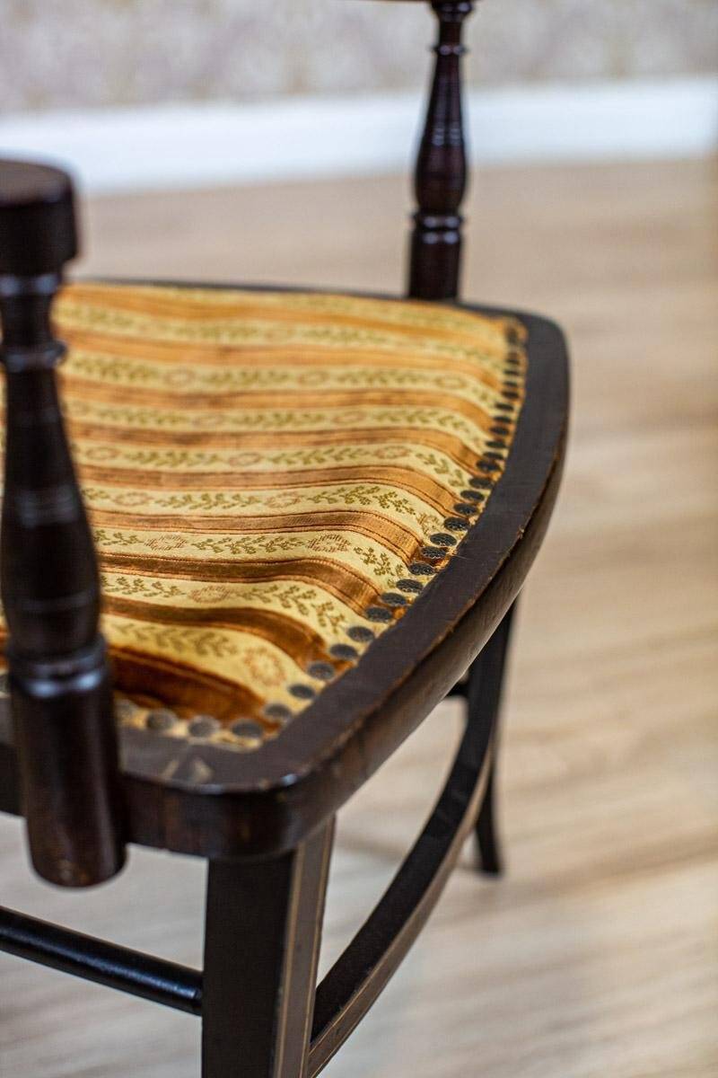 Fauteuil anglais ancien avec dossier décoratif, années 1890.