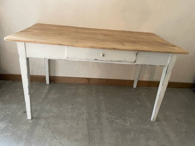 Two-tone farm table