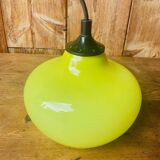 Suspension en opaline jaune vintage 70