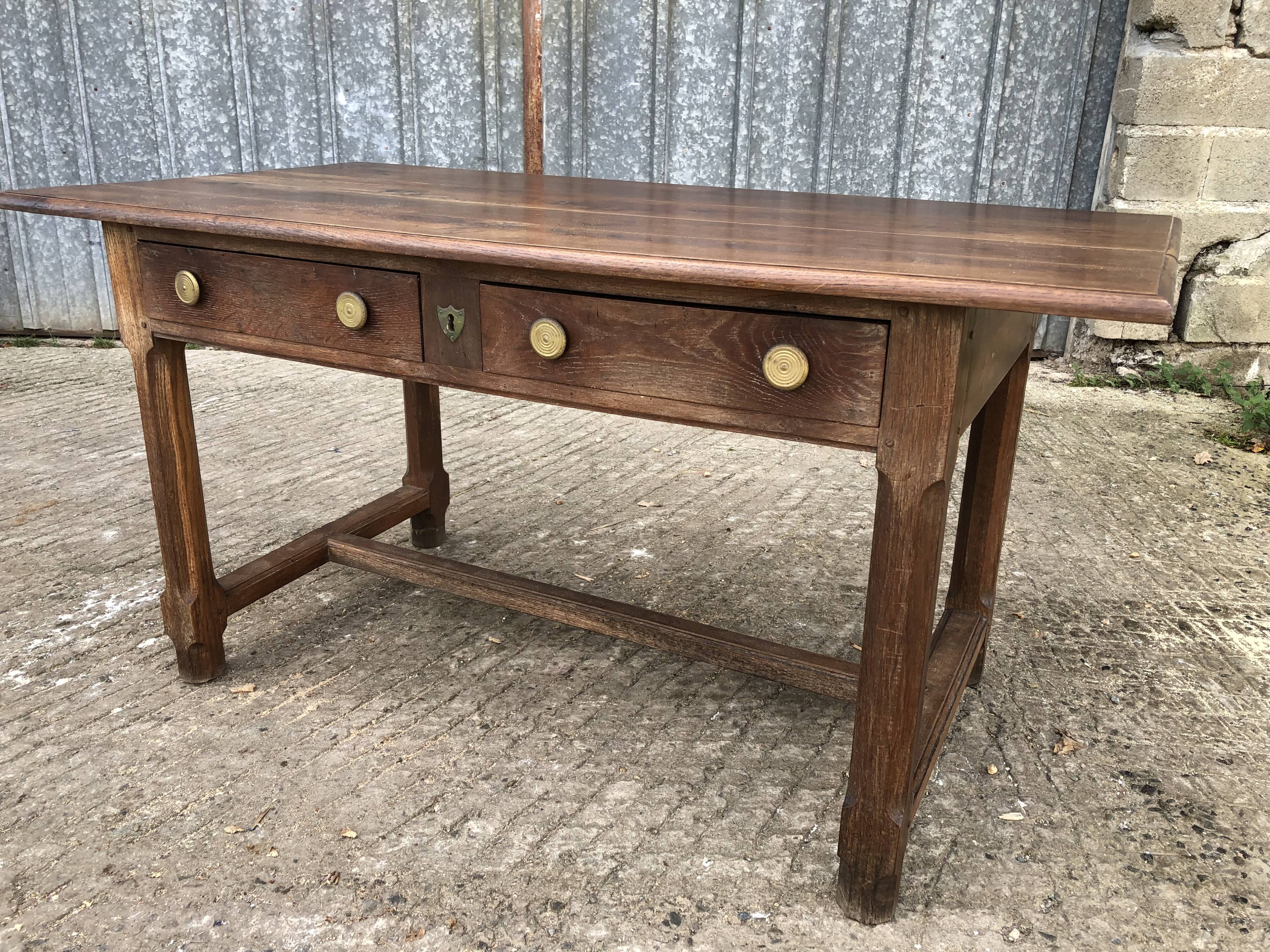Table ancienne à barre à chat en chêne massif avec 2 tiroirs de face.