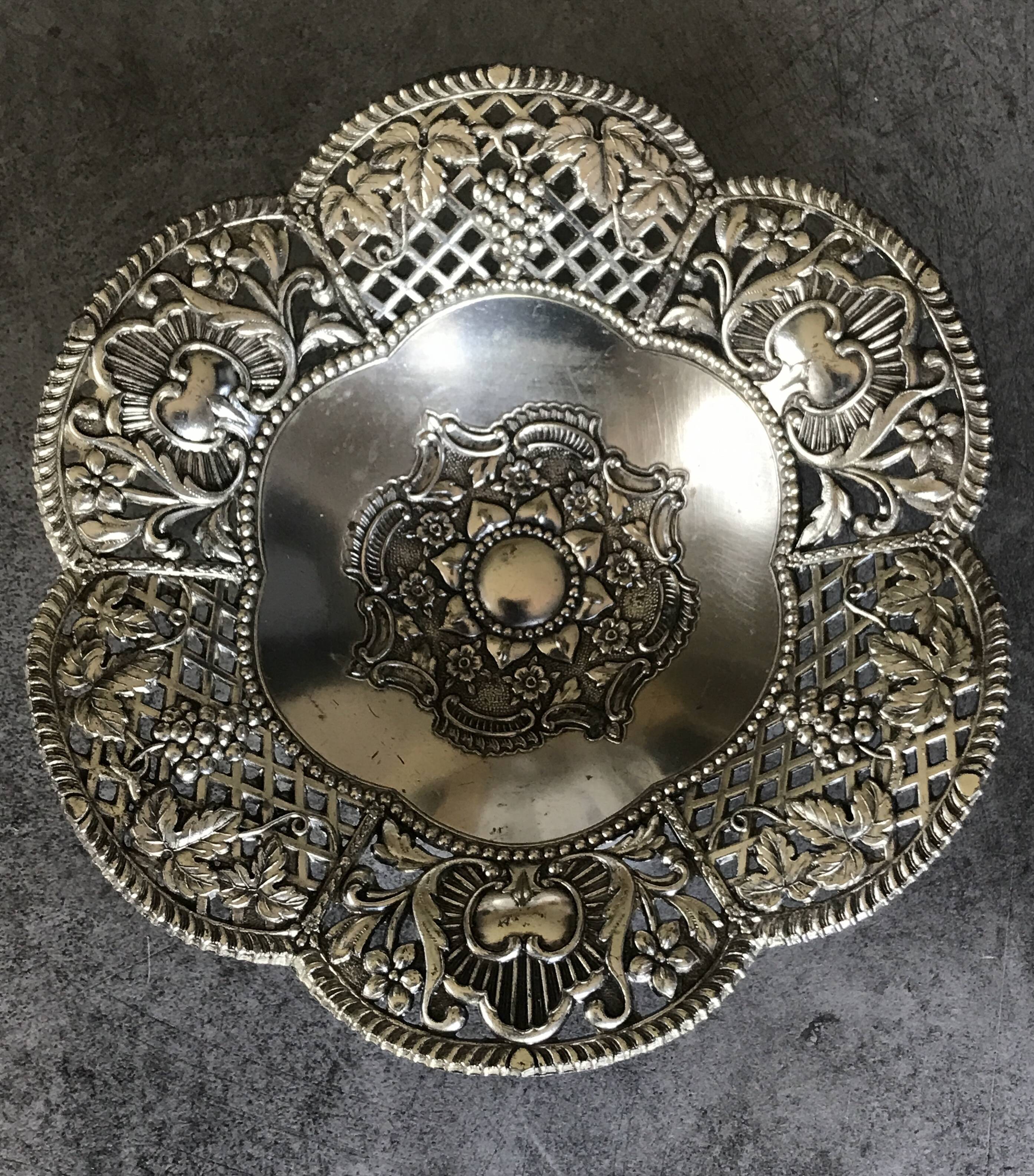 Silver-plated metal pocket emptier with openwork outline decoration