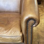 Paire de fauteuils club en cuir couleur camel