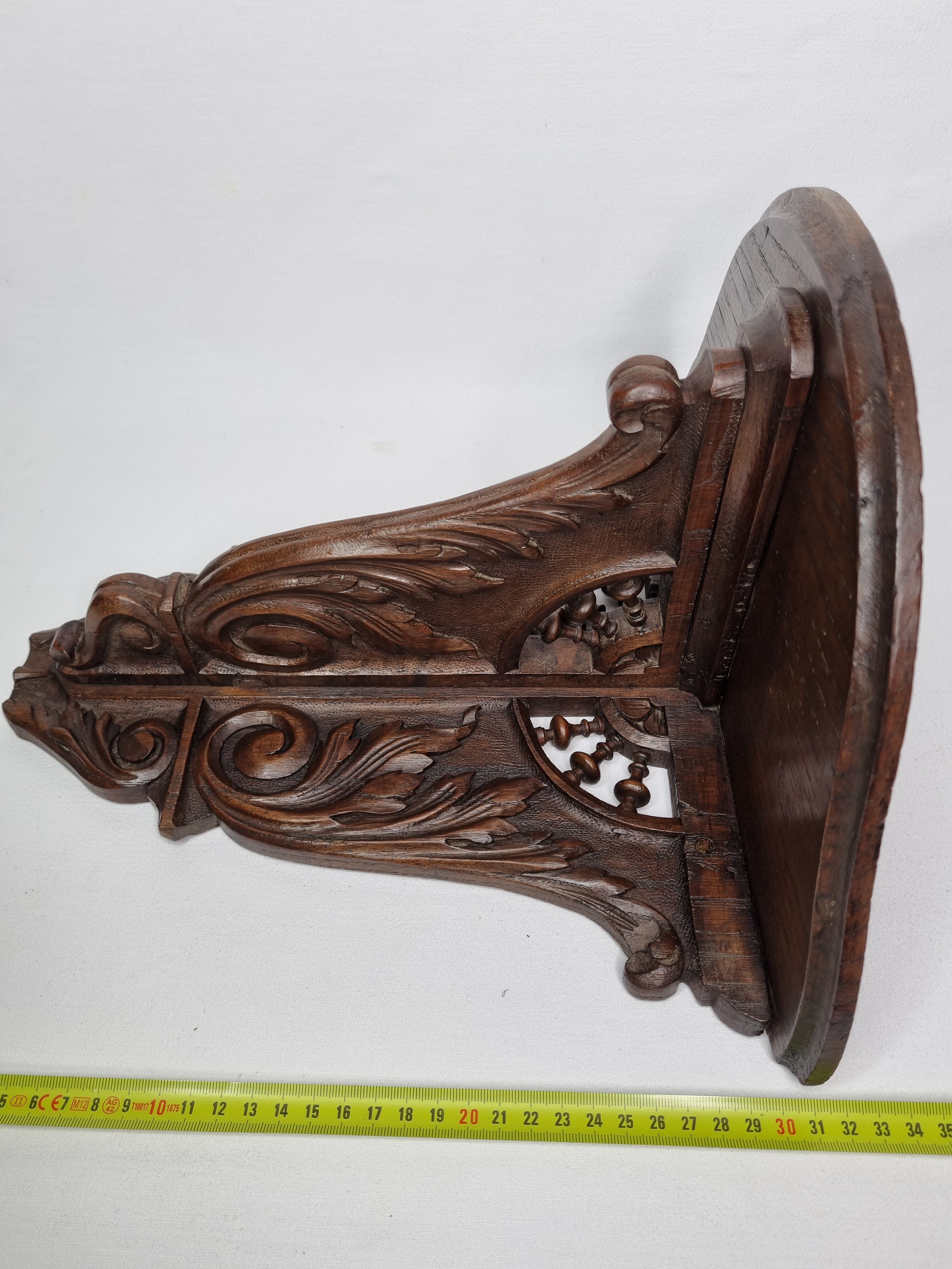 Sellette murale en bois sculpté aux décors bretons, 32 cm