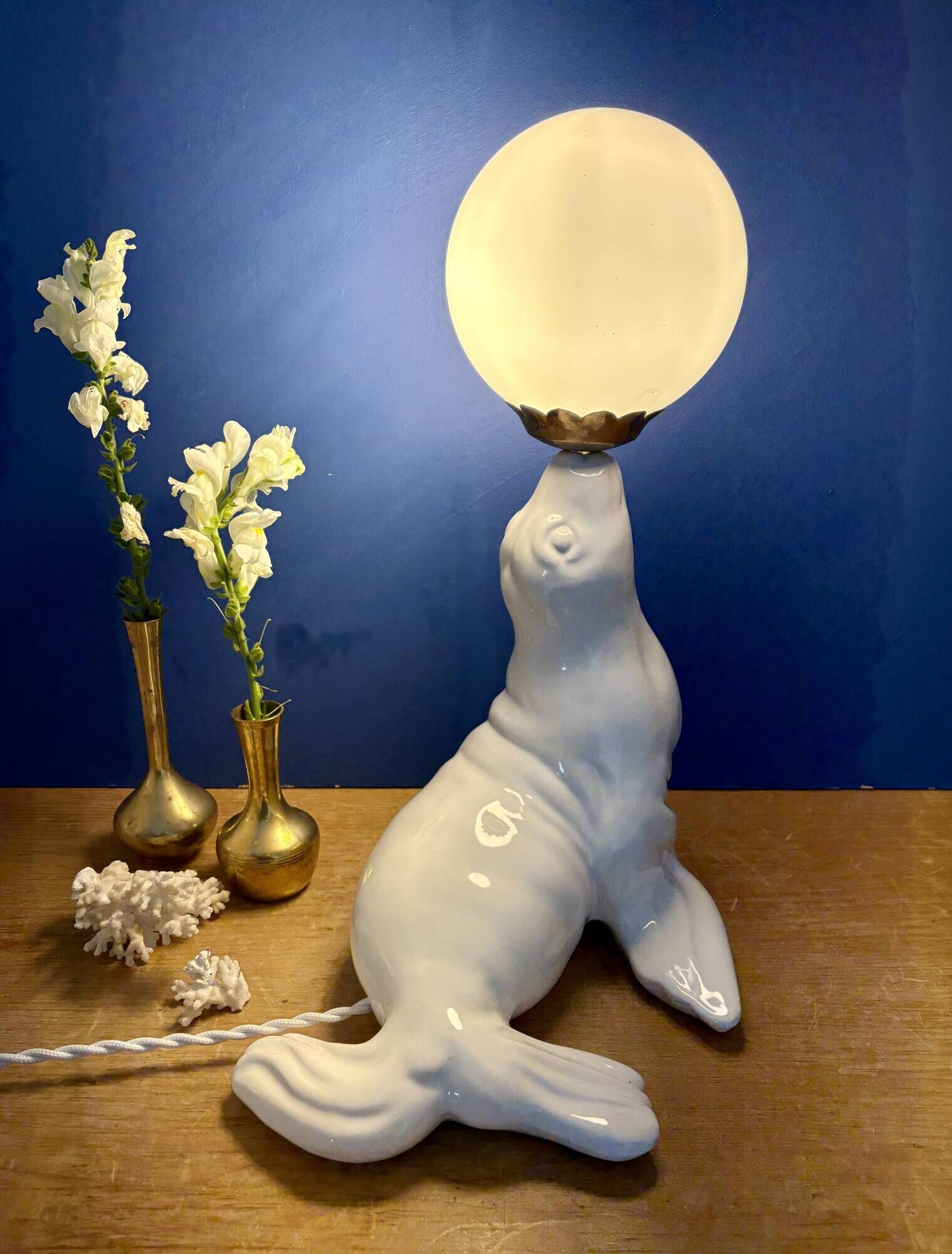 Vintage seal lamp in white ceramic and opaline.
