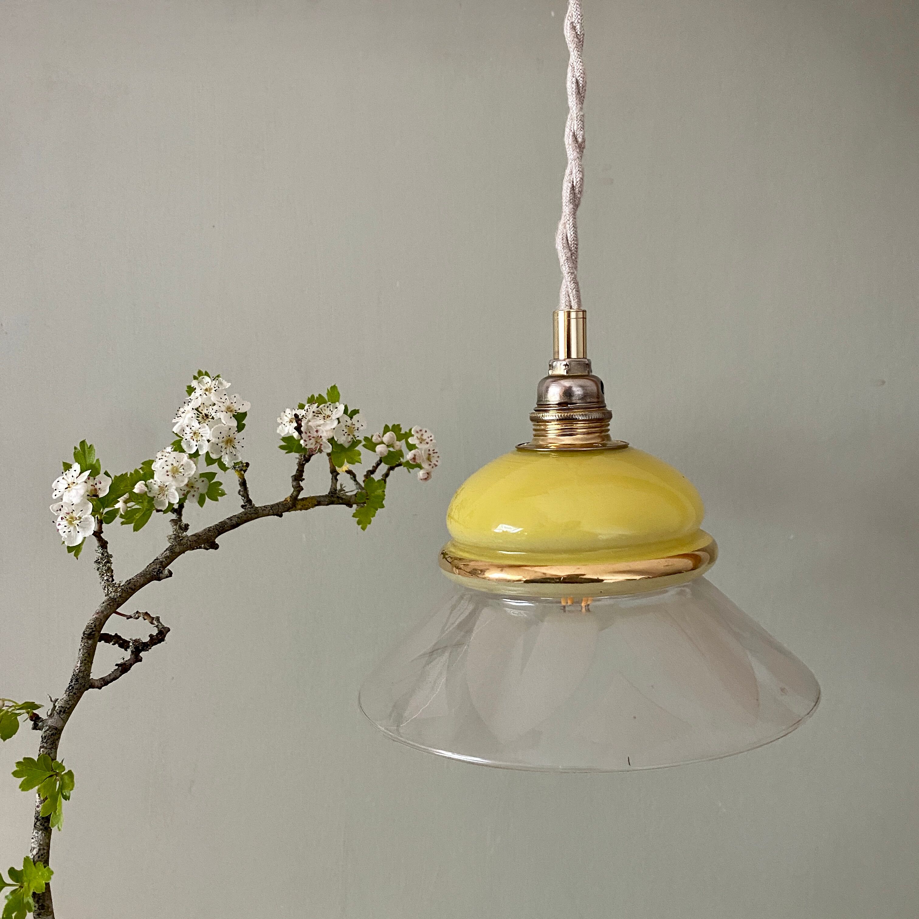Vintage lampshade ride in yellow and transparent glass