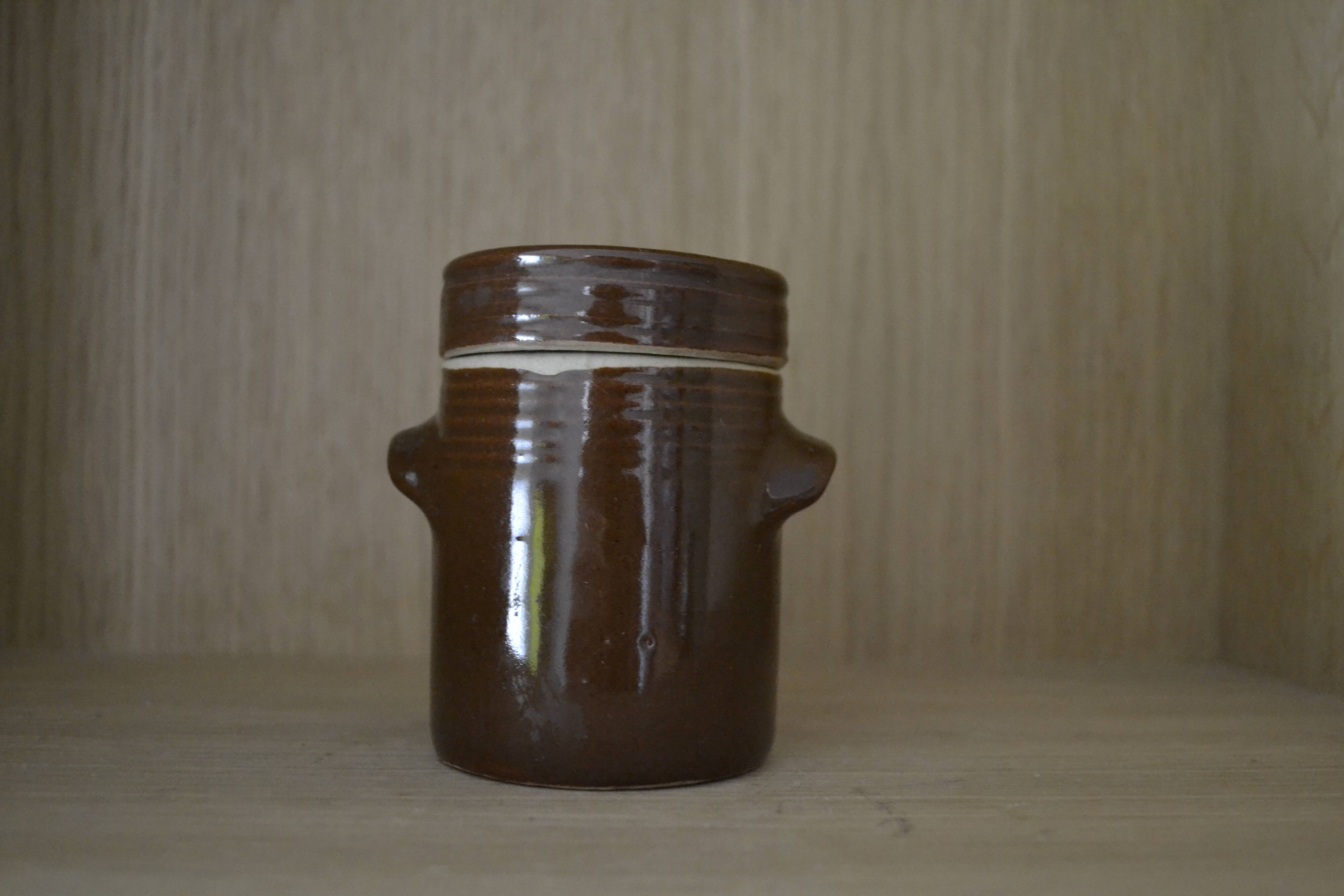 Stoneware pot with lid