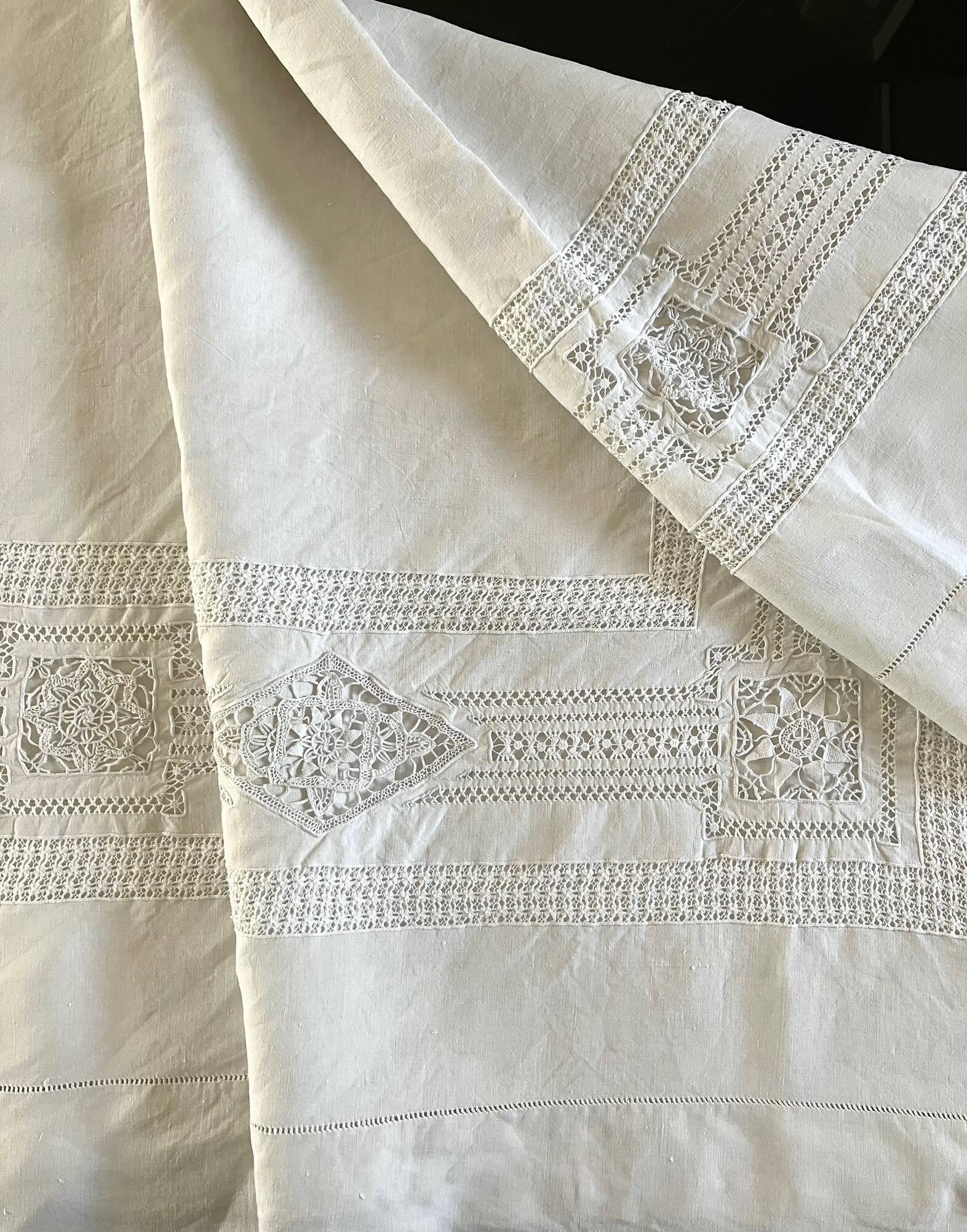 Sublime drap en lin dentelles broderies et monogramme