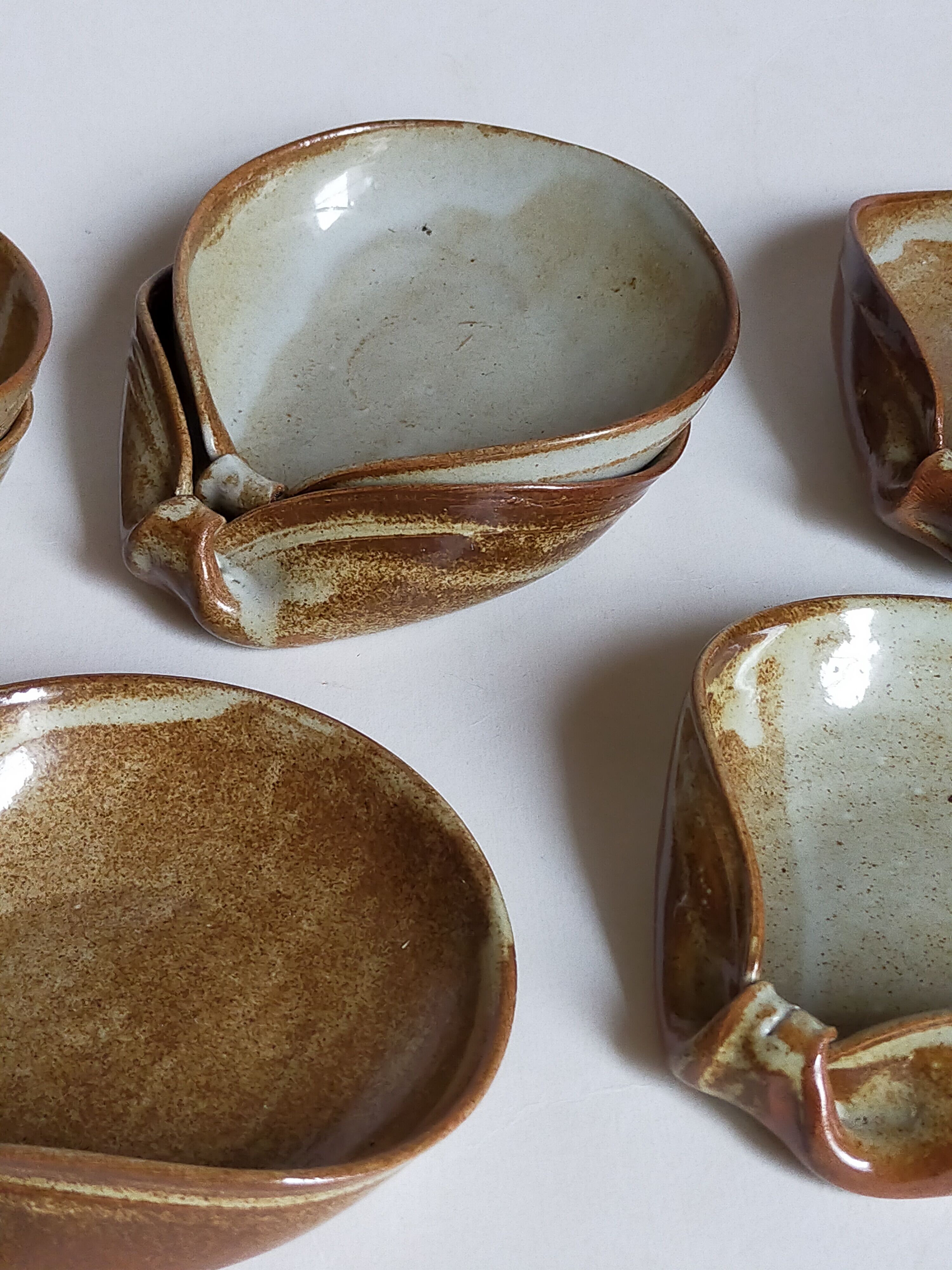 Huit ramequins "coquilles" grès de potier émaillé vintages