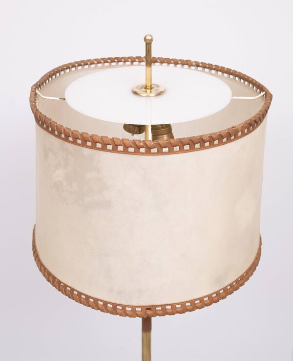 Lampadaire Charlotte Wawer, abat-jour parchemin, détails en laiton, Allemagne des années 1950