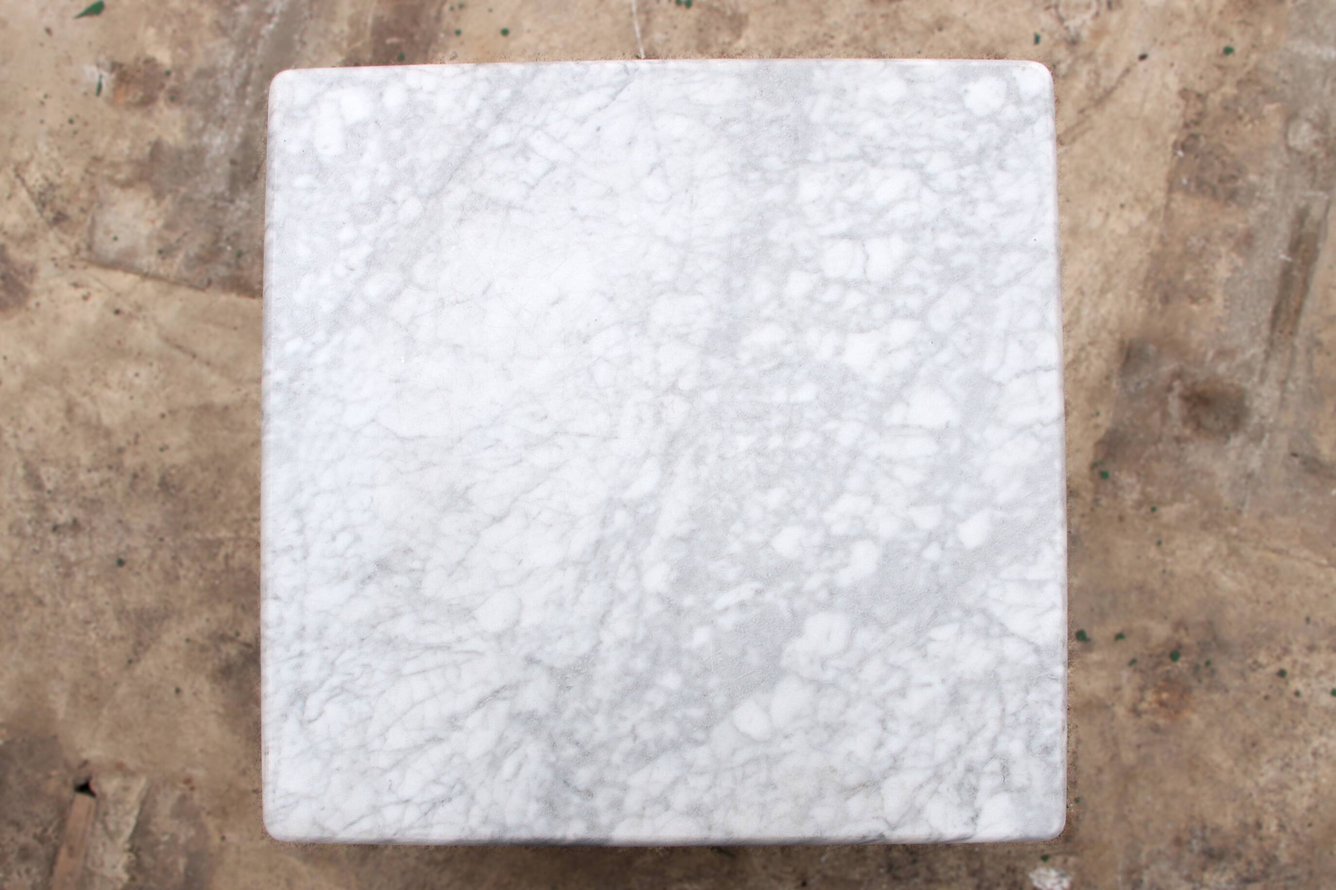 Italian Marble coffee table, timeless design from the 1970s