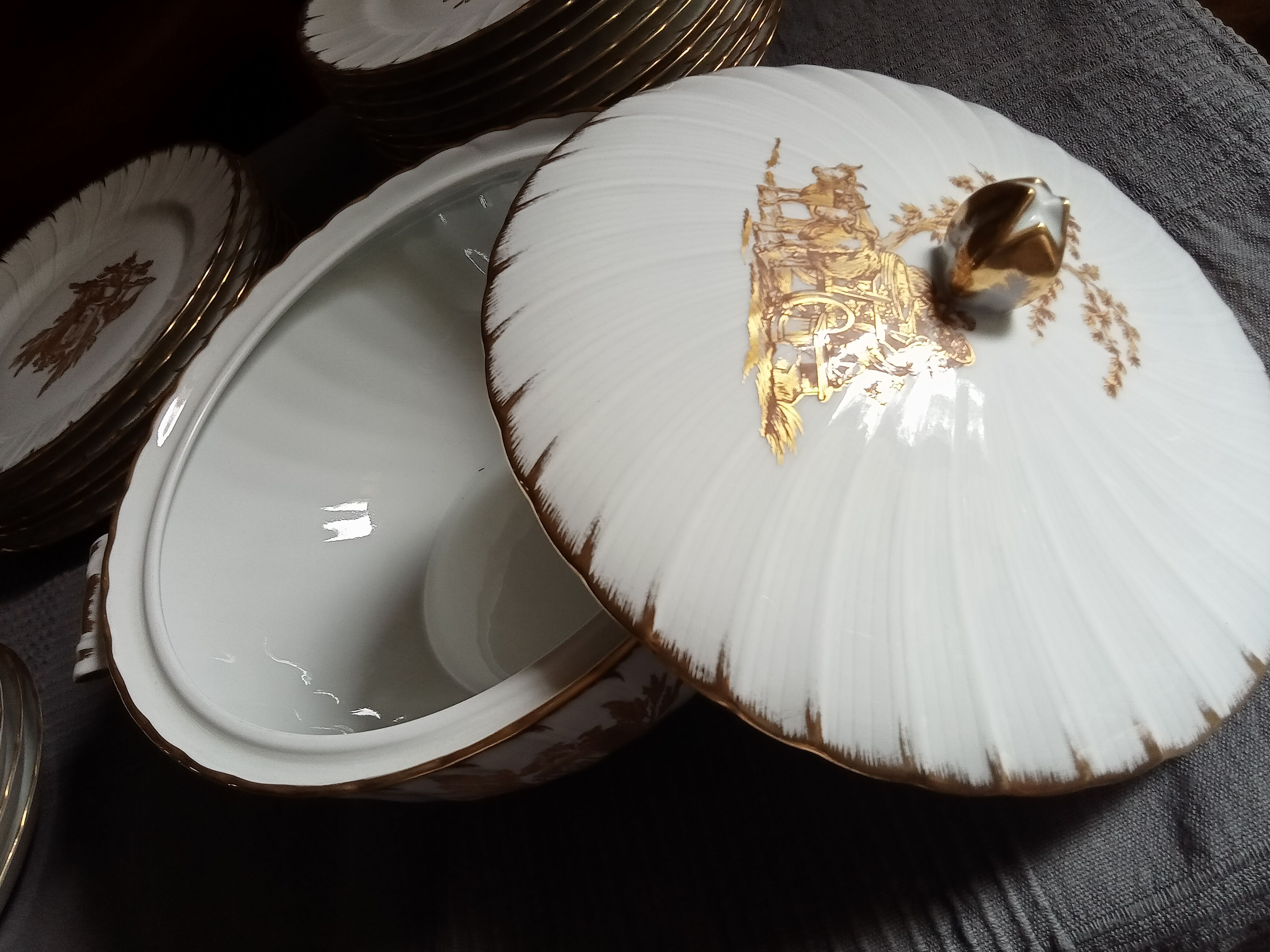 Soupière en procelaine de Limoges blanche et dorée