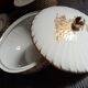 Soupière en procelaine de Limoges blanche et dorée