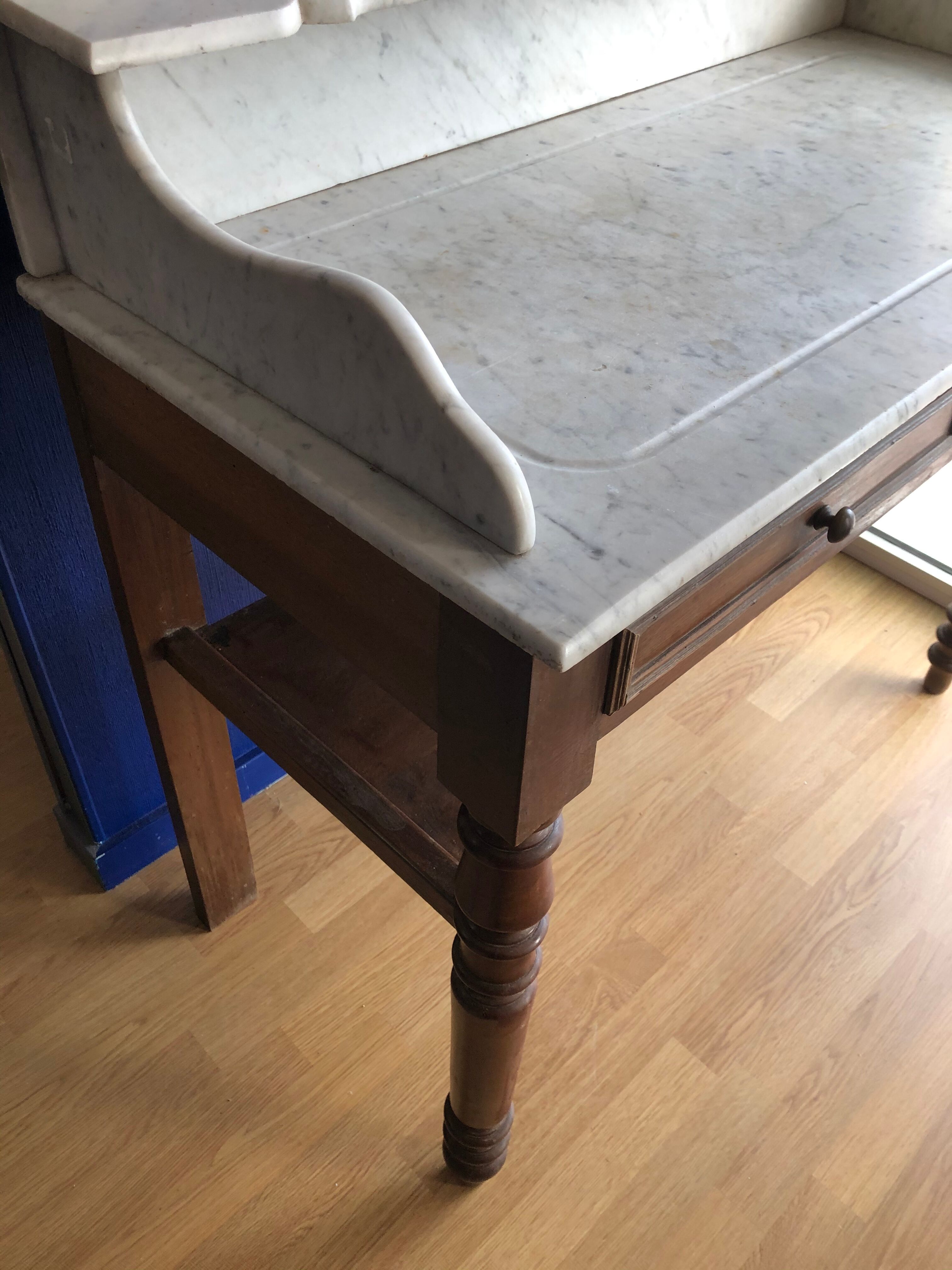 Dessing table