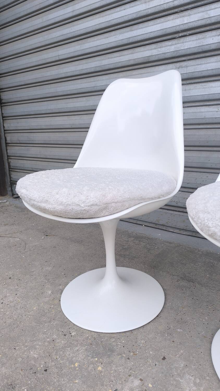 Pair of tulip chairs by Eero Saarinen for Knoll International
