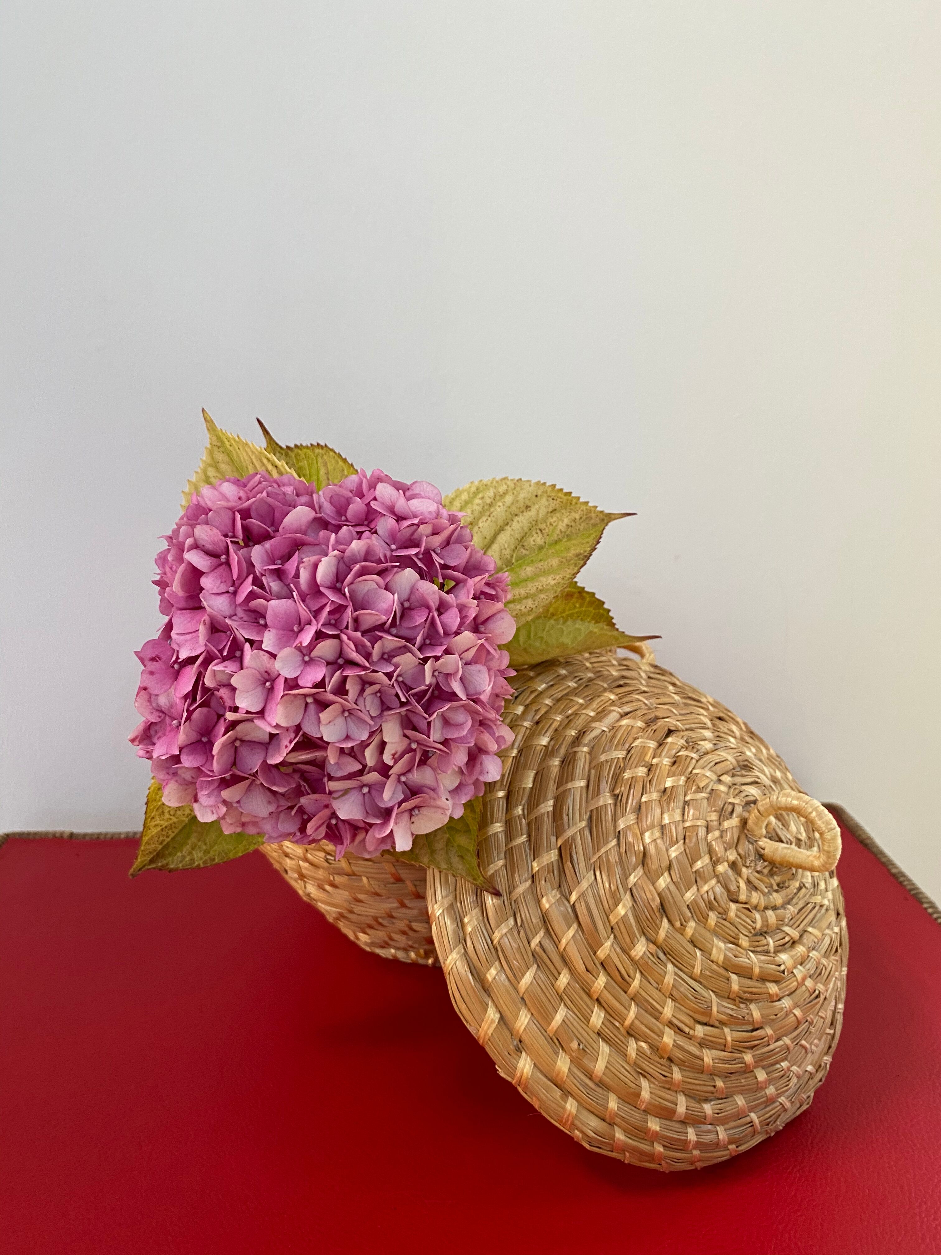 Artisanal basket made of natural fibers